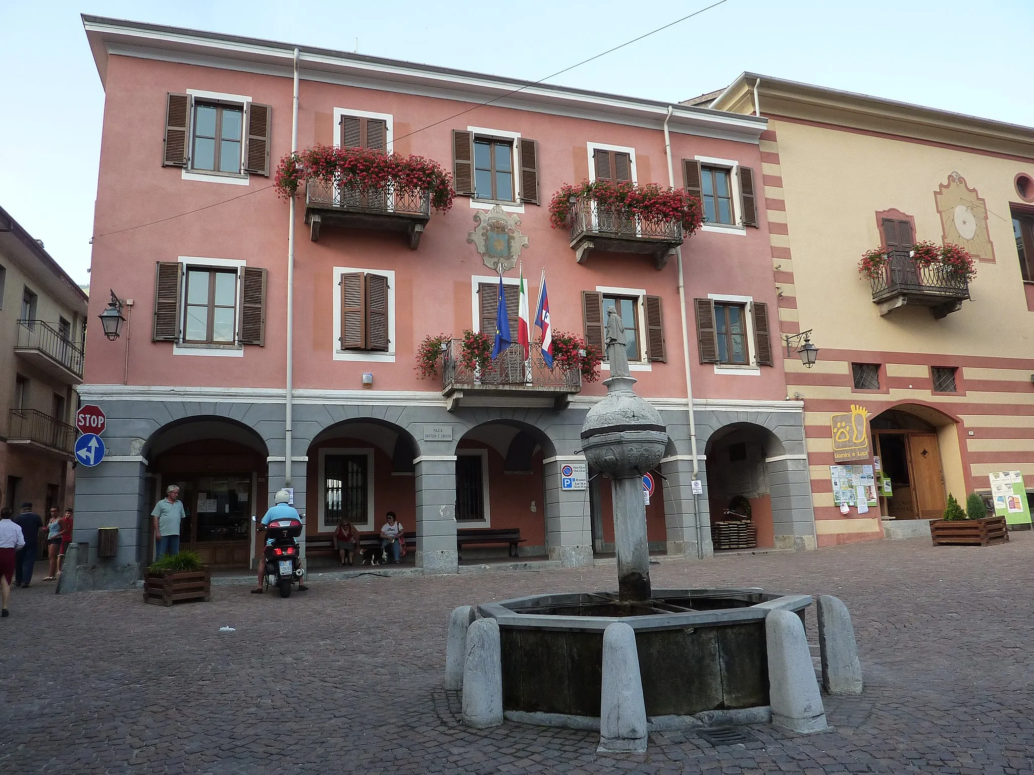 Photo showing: Piazza Giustizza e Liberta : municipio e centro "Uomini e lupi" - Entracque (Italia)