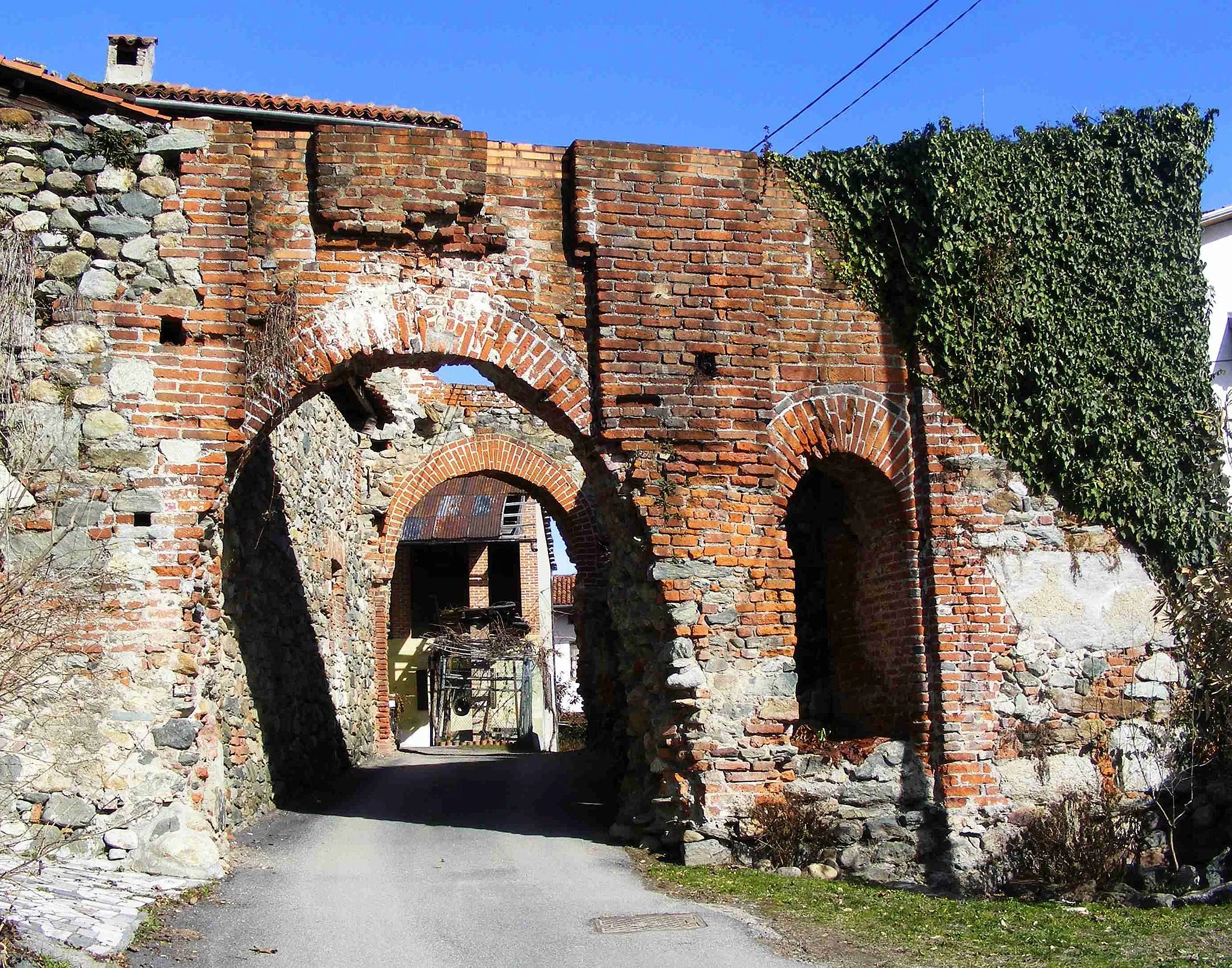 Photo showing: Dorzano (BI, Italy): remains of the castle.