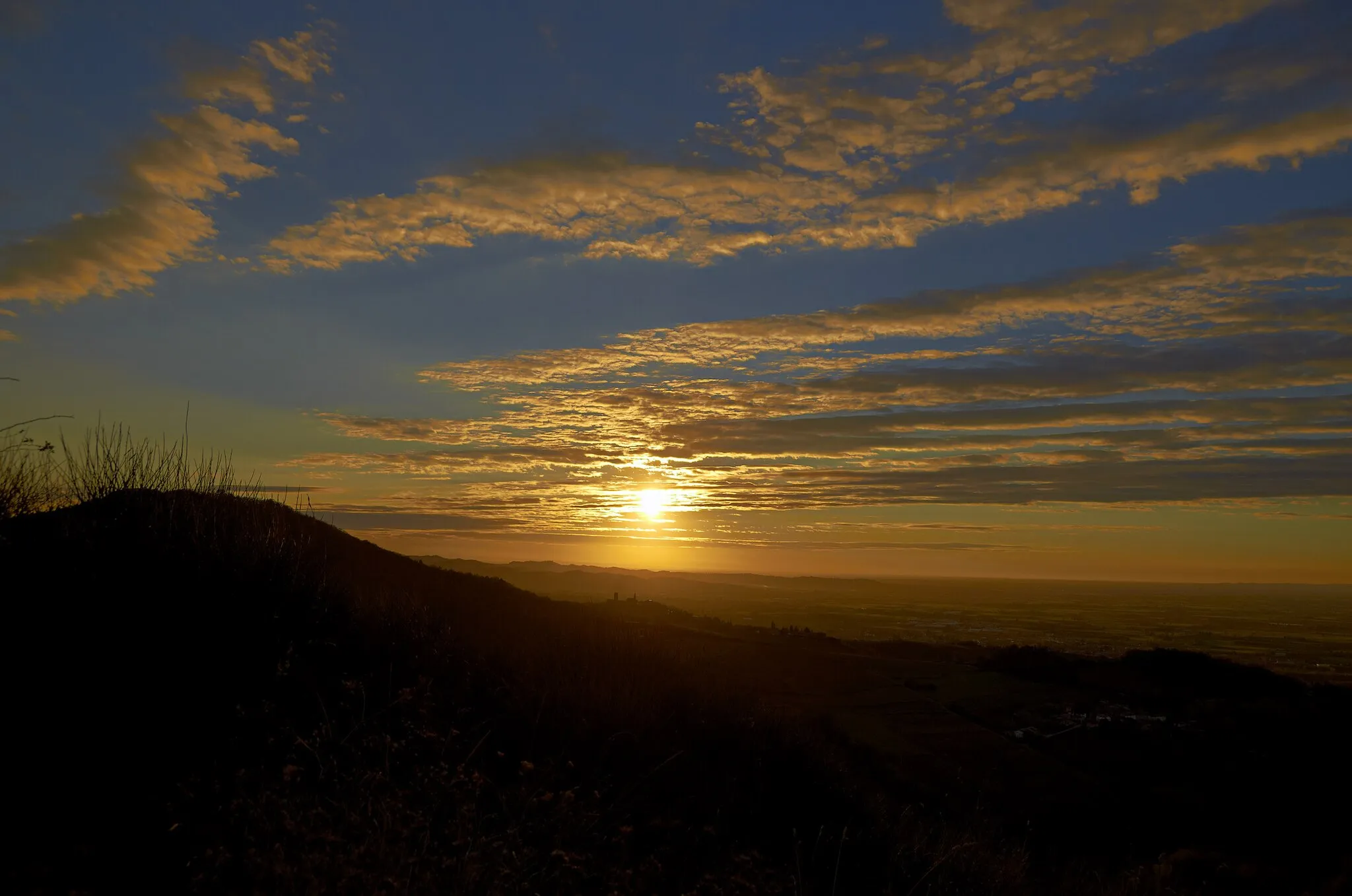 Photo showing: Sole al tramonto