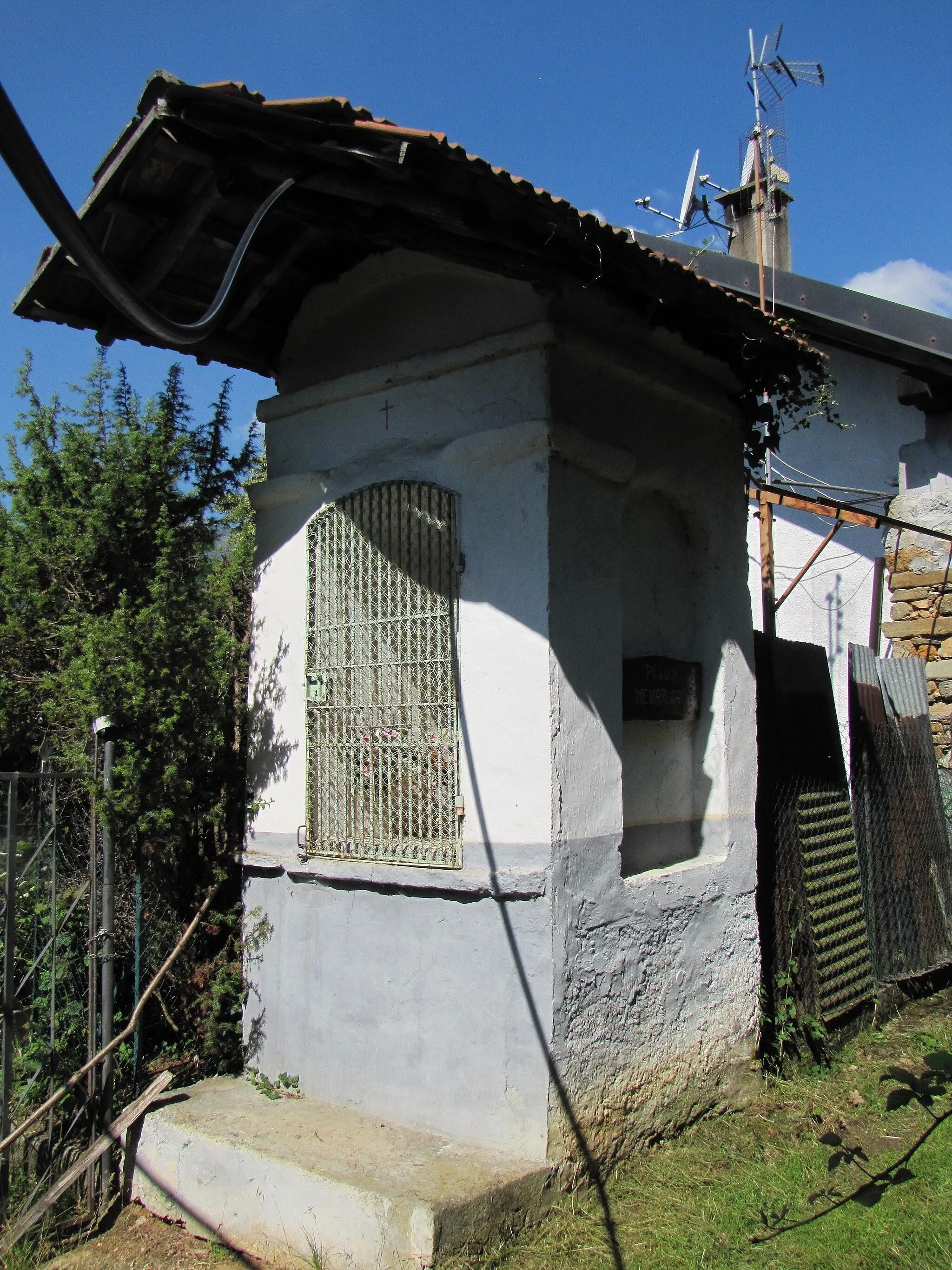 Photo showing: Edicola votiva adiacente ad una borgata abitata. Fattura recente e chiaramente mantenuto dalla comunità locale