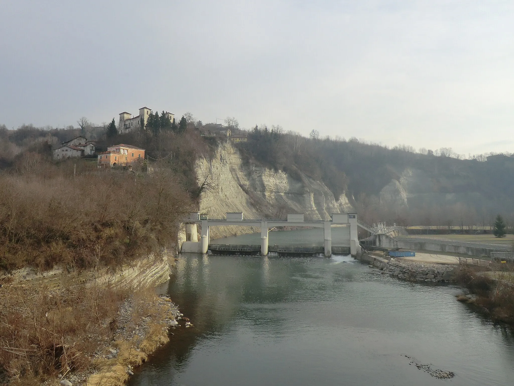 Photo showing: Clavesana (Cuneo): fiume Tanaro e castello