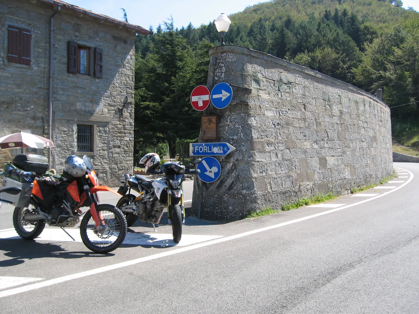 Photo showing: Il muro che da il nome al Passo del Muraglione