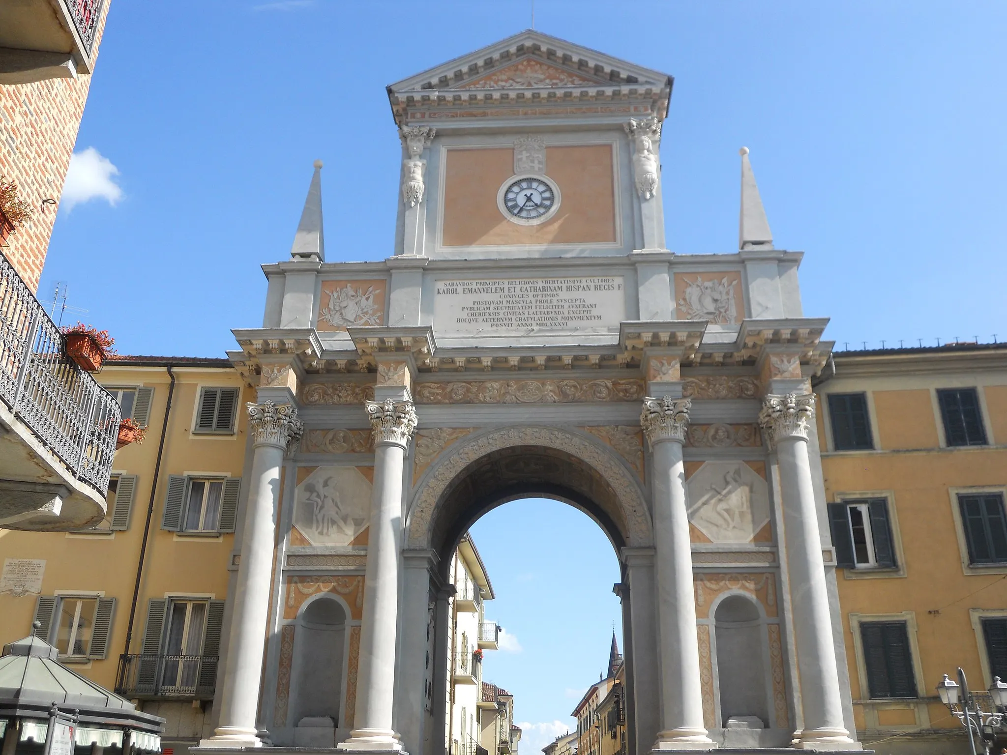 Photo showing: Veduta dell'arco di Piazza Umberto I°