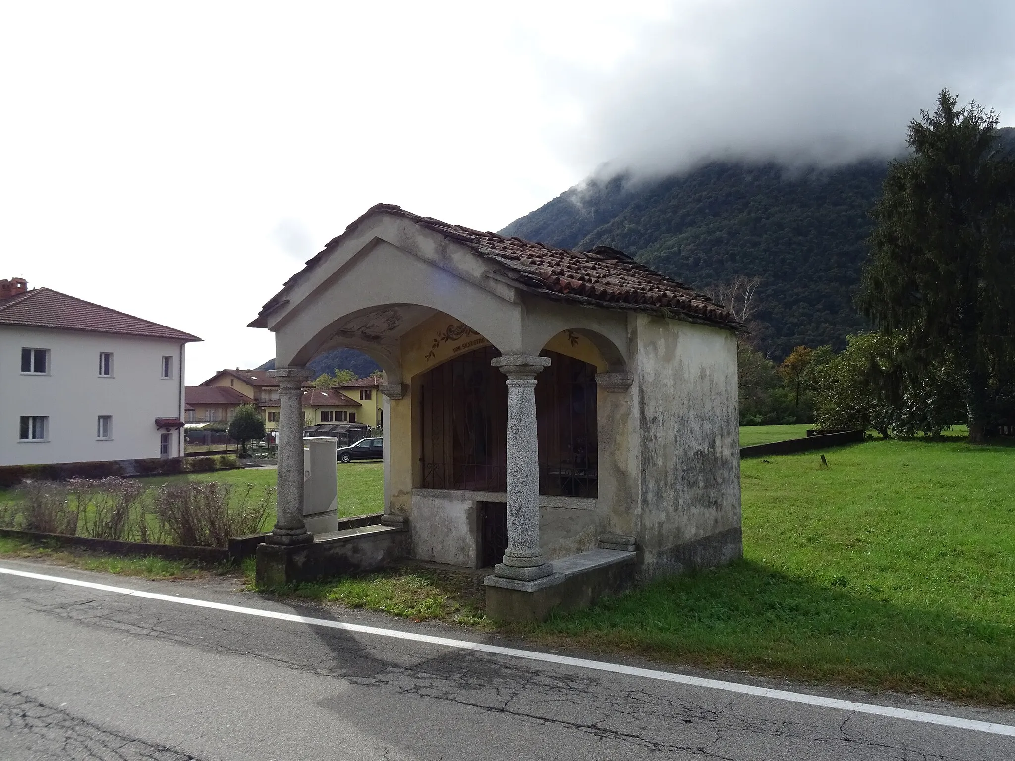 Photo showing: Wayside shrine in Via per Cossogno, between Unchio and Trobaso (Verbania, Piedmont, Italy)