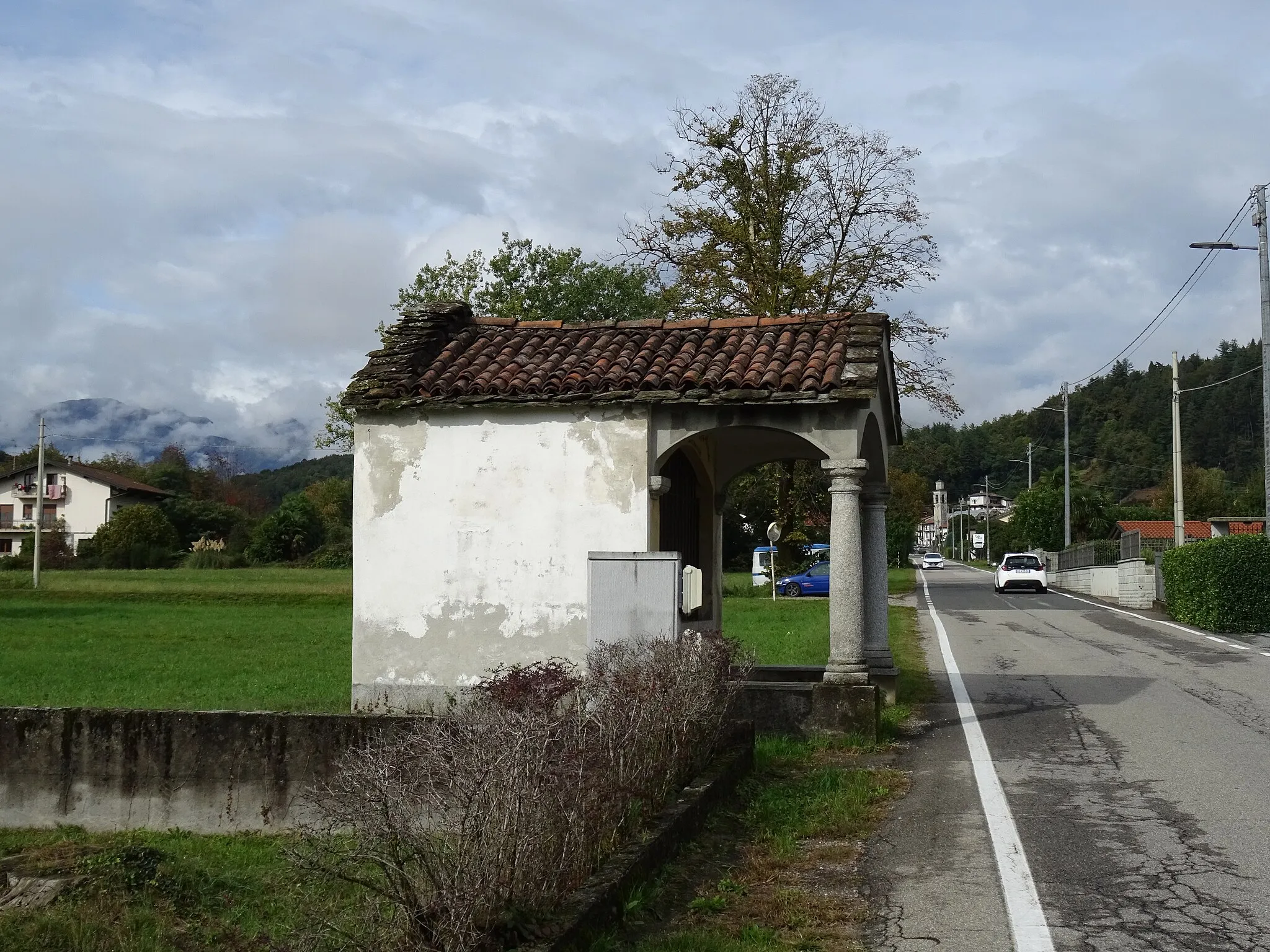 Photo showing: Wayside shrine in Via per Cossogno, between Unchio and Trobaso (Verbania, Piedmont, Italy)