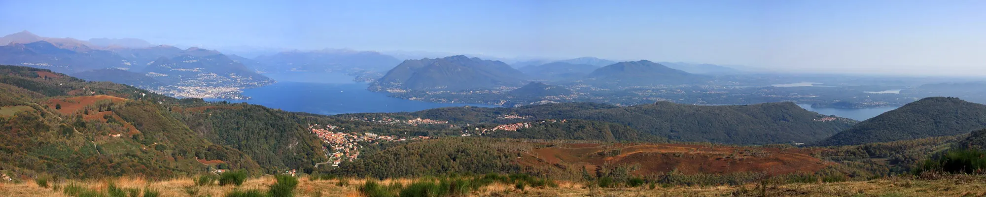 Photo showing: Panorama sul Lago Maggiore dalla cima del Monte Falò (1081 m)