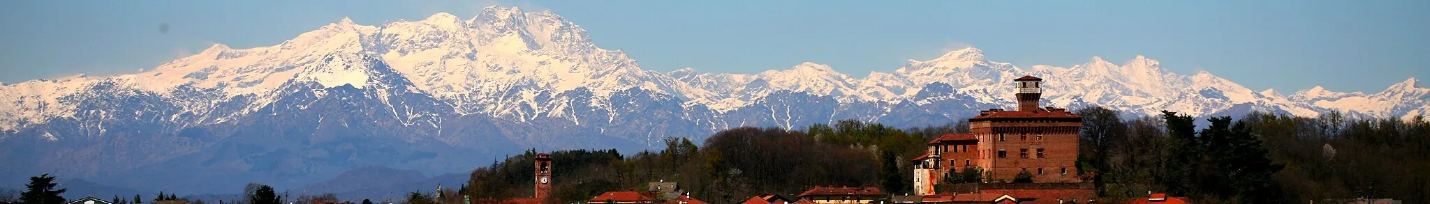 Photo showing: View of Briona (Novara, Italy) with its castle and Monte Rosa Massif in the background