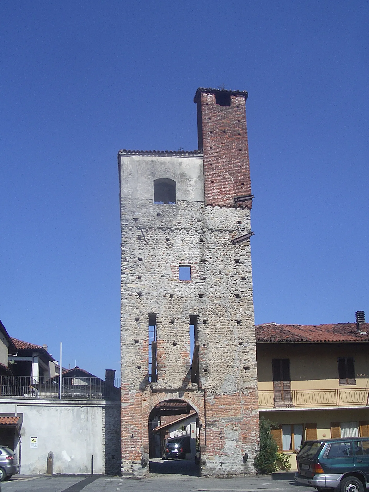 Photo showing: Oglianico, the medieval door-tower leading to the "ricetto"