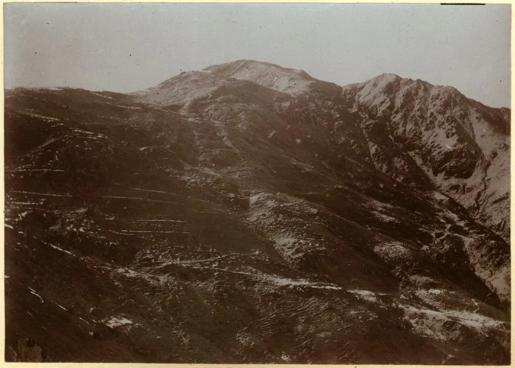 Photo showing: Colle Colombardo. Valle Di Susa, Paesaggio Alpino Col Colle Del Colombardo; 1910 ca.; stampa alla celloidina; 82X116