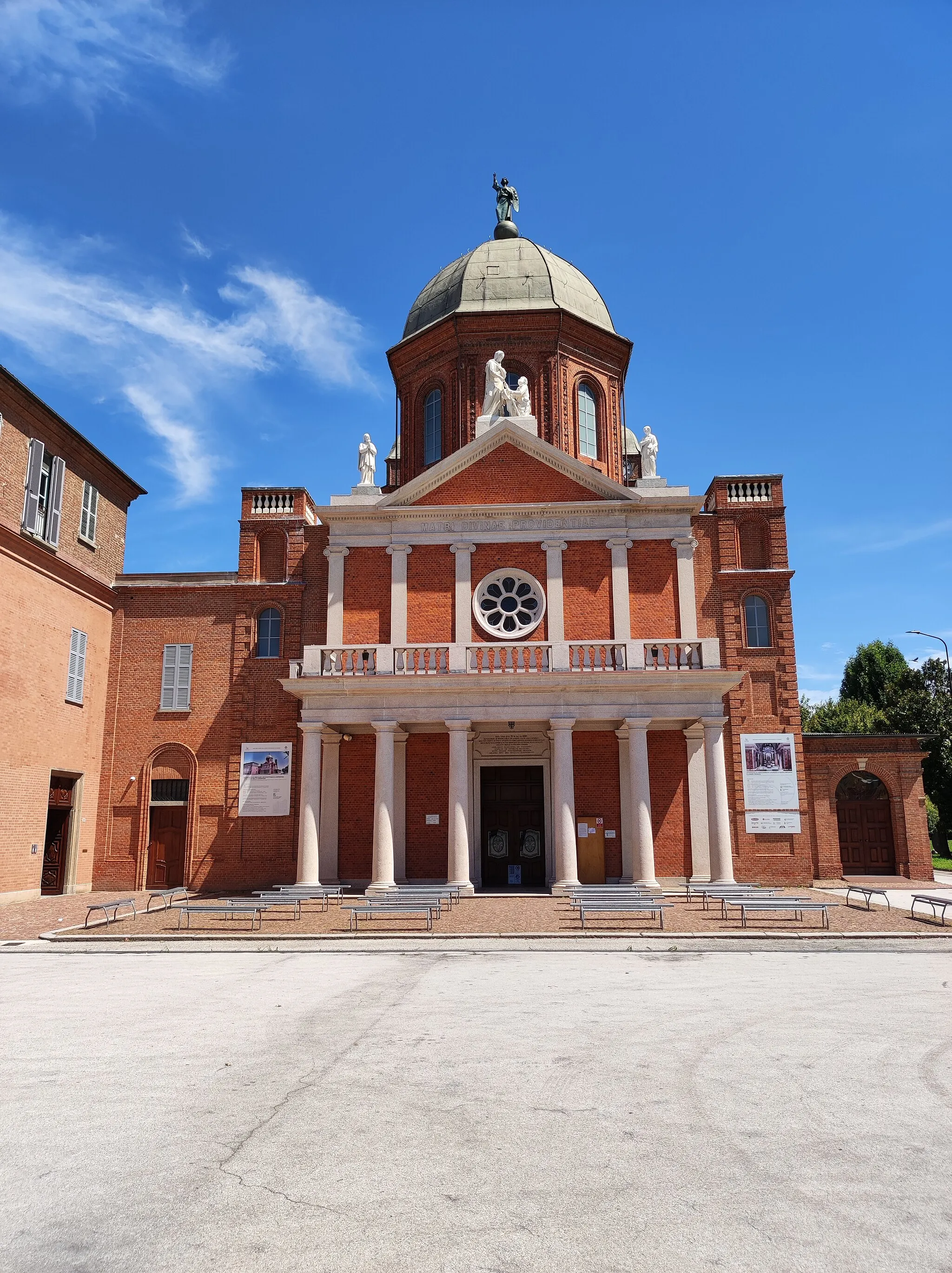 Photo showing: Vista frontale del santuario della Divina Provvidenza sito a Cussanio, Fossano, in provincia di Cuneo, Italia