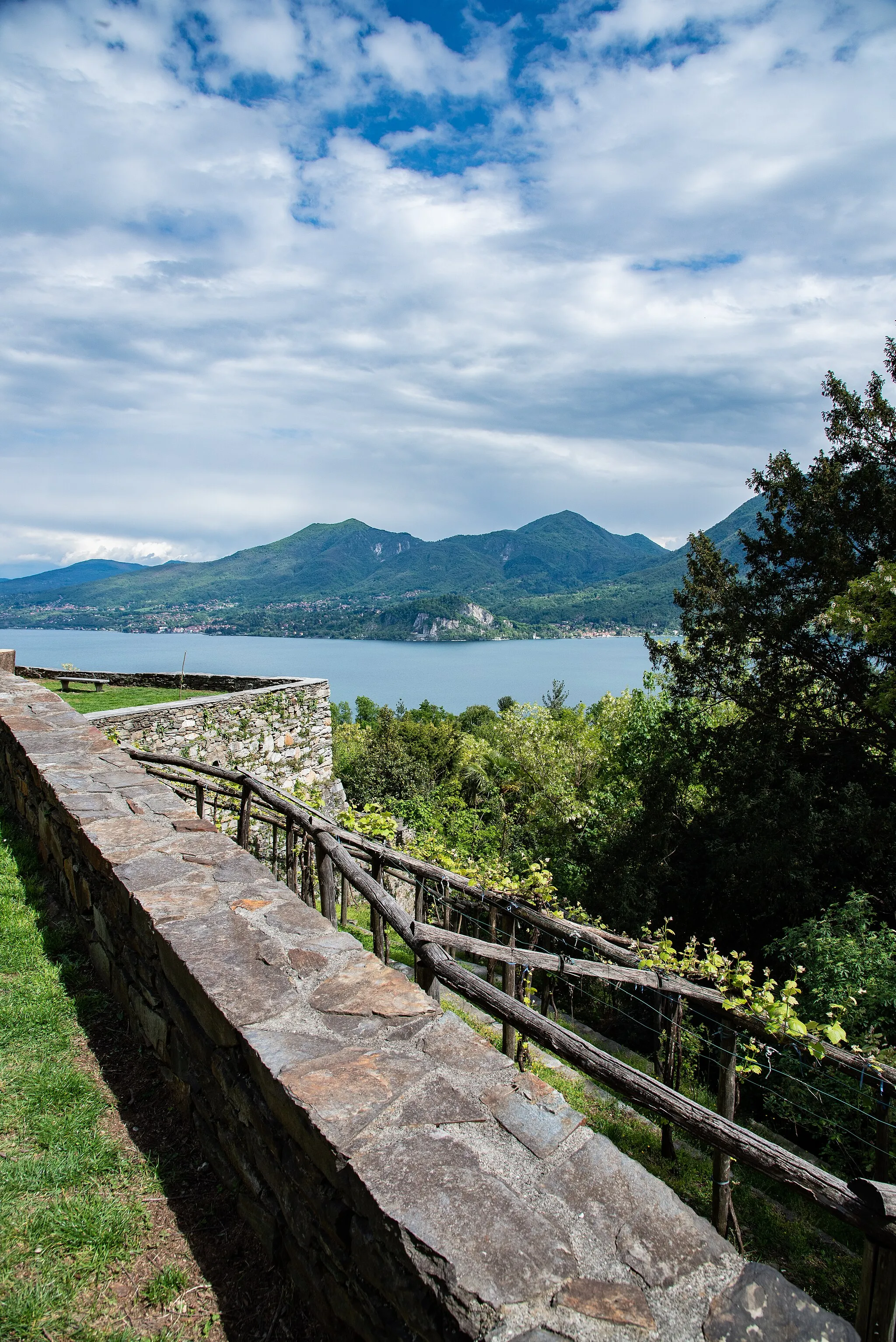 Photo showing: La vista del Lago Maggiore dal Sacro di Ghiffa