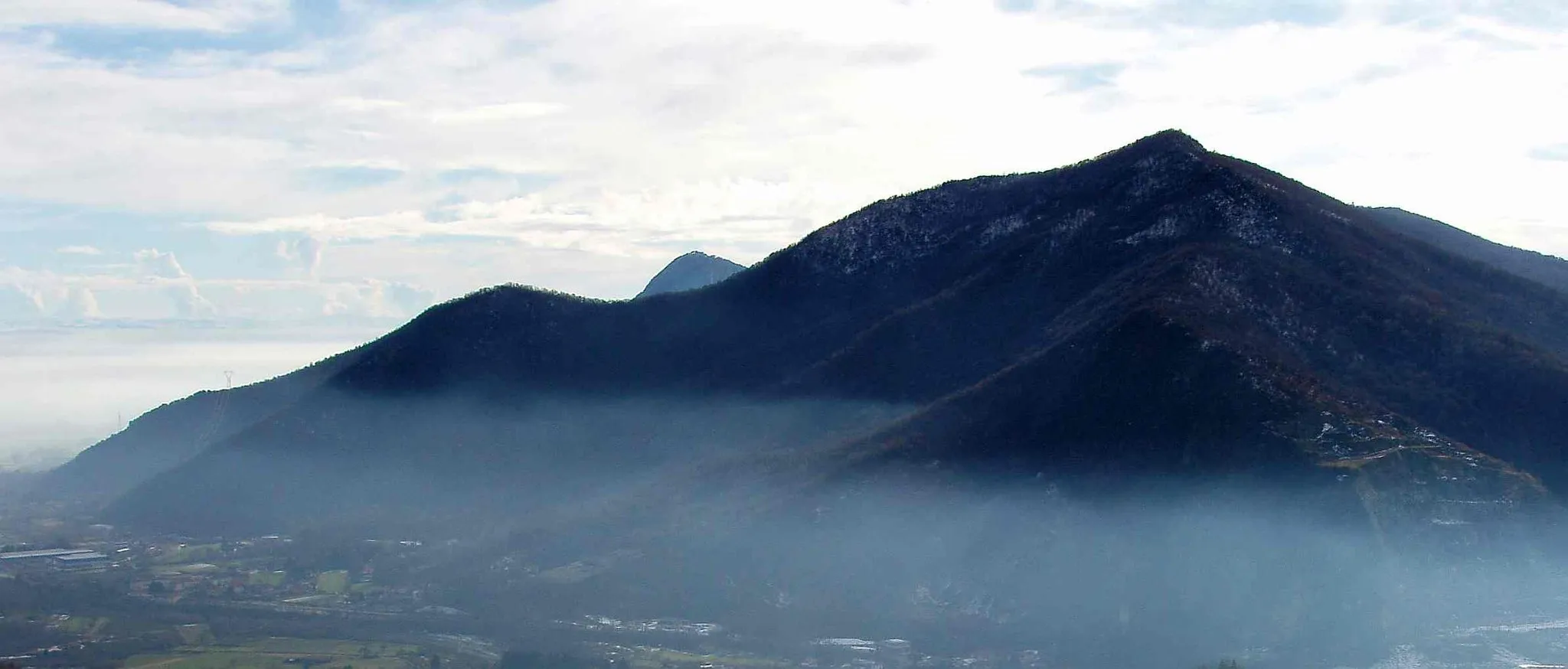 Photo showing: Mount Pietraborga (TO, Italy) seen from mount Cuneo; in the backgroud on its left mount San Giorgio