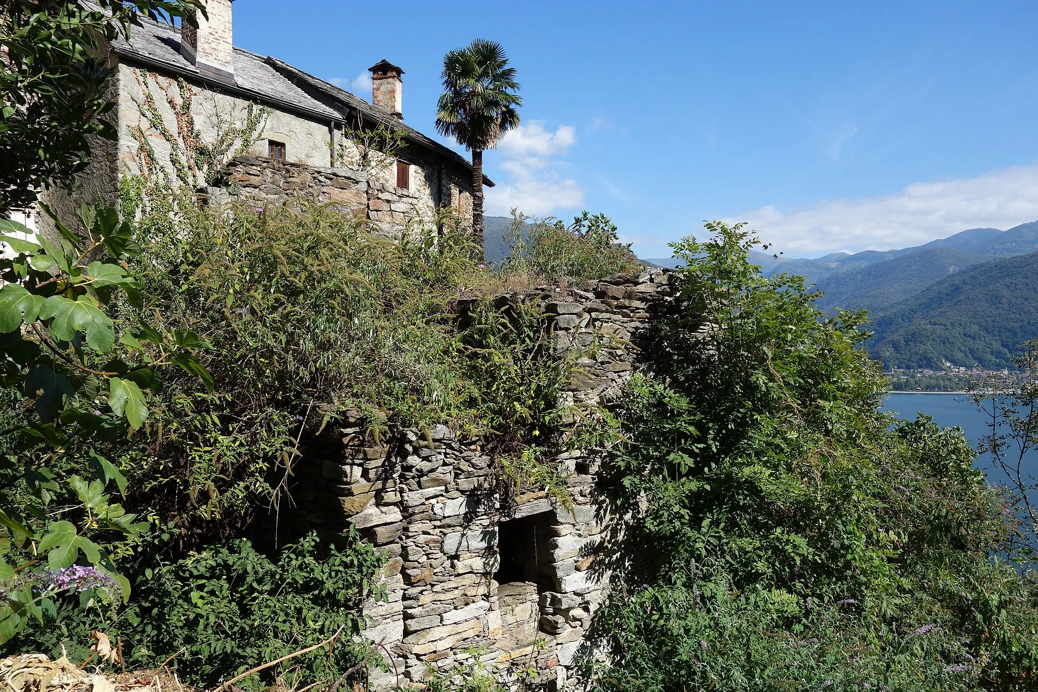 Photo showing: Mittelalterliches Dorf Carmine Superiore mit Blick auf den Lago Maggiore und die Berge der Lombardei