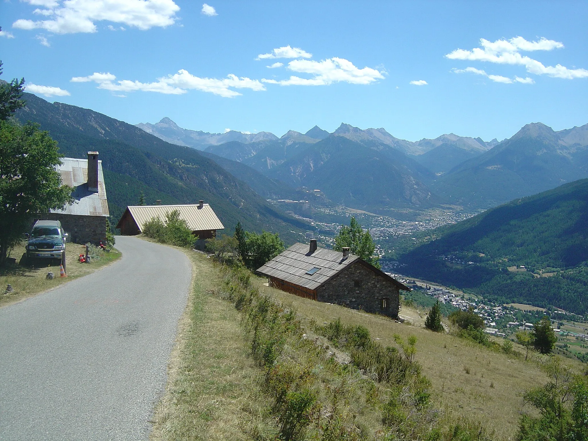 Photo showing: Ascension du col de Granon. Vue en arrière sur le hameau des Tronchets vers 1850m d'altitude, dans un kilomètre annoncé à 9,7 % de moyenne.