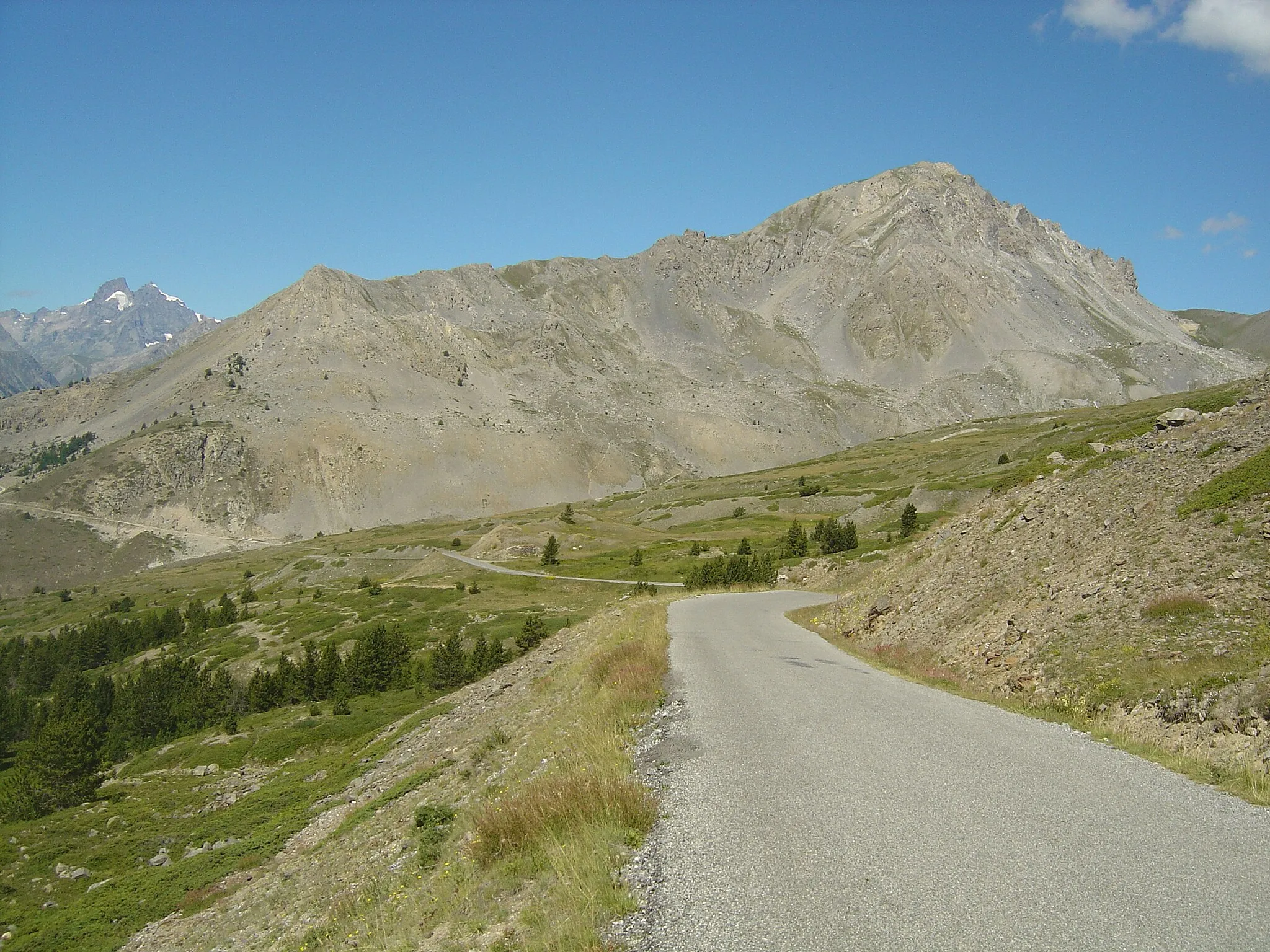 Photo showing: Route du col de Granon. Vue sur le sommt du Grand Aréa (2869m) dans les derniers kilomètres d'ascension.