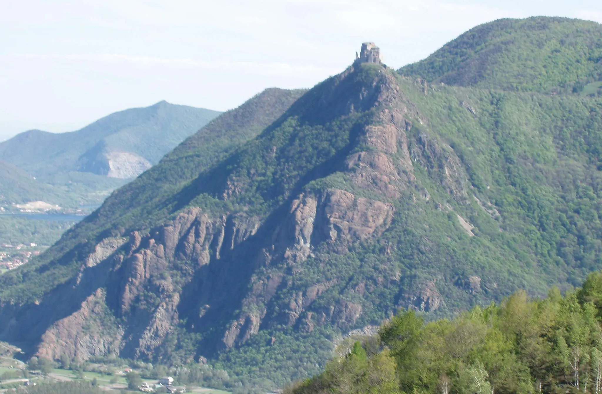 Photo showing: Mount Pirchiriano, on the left Mount Pietraborga (Piedmont, Italy)
