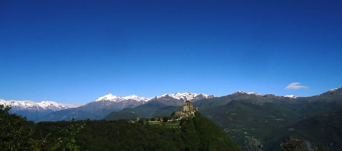 Photo showing: La Sacra di San Michele (TO) in cima al Monte Pirchiriano, con le montagne della Valle di Susa sullo sfondo