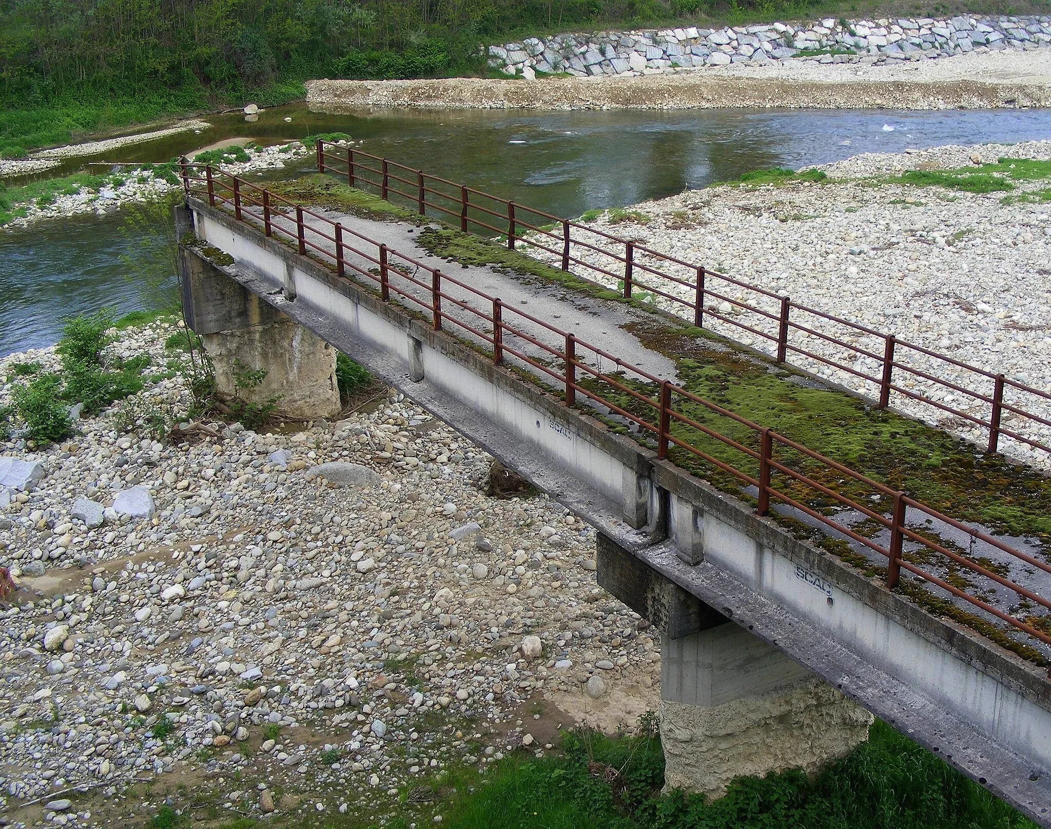 Photo showing: A temporary bridge (nowadays wrecked) built in 1977 on the Elvo near Cerrione (BI, Italy)