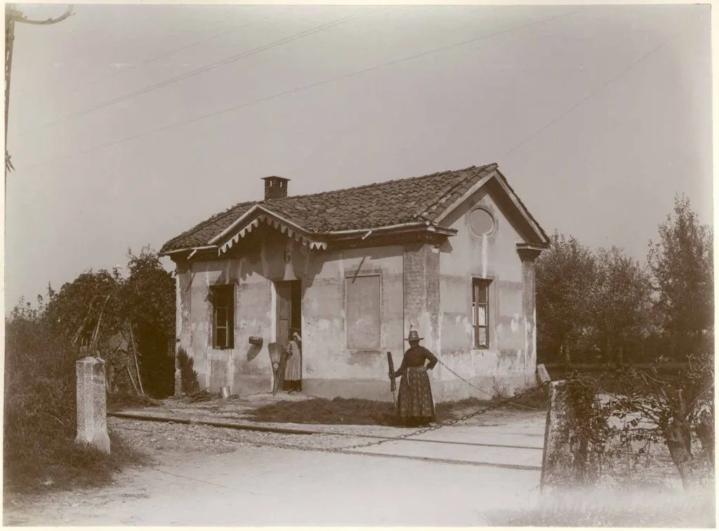 Photo showing: Mad. Campagna Casello N.6 Della Ferr.. Torino- Casello Ferroviario Sulla Linea Torino-ceres A Madonna Di Campagna; 1897c; stampa alla celloidina; 122X167