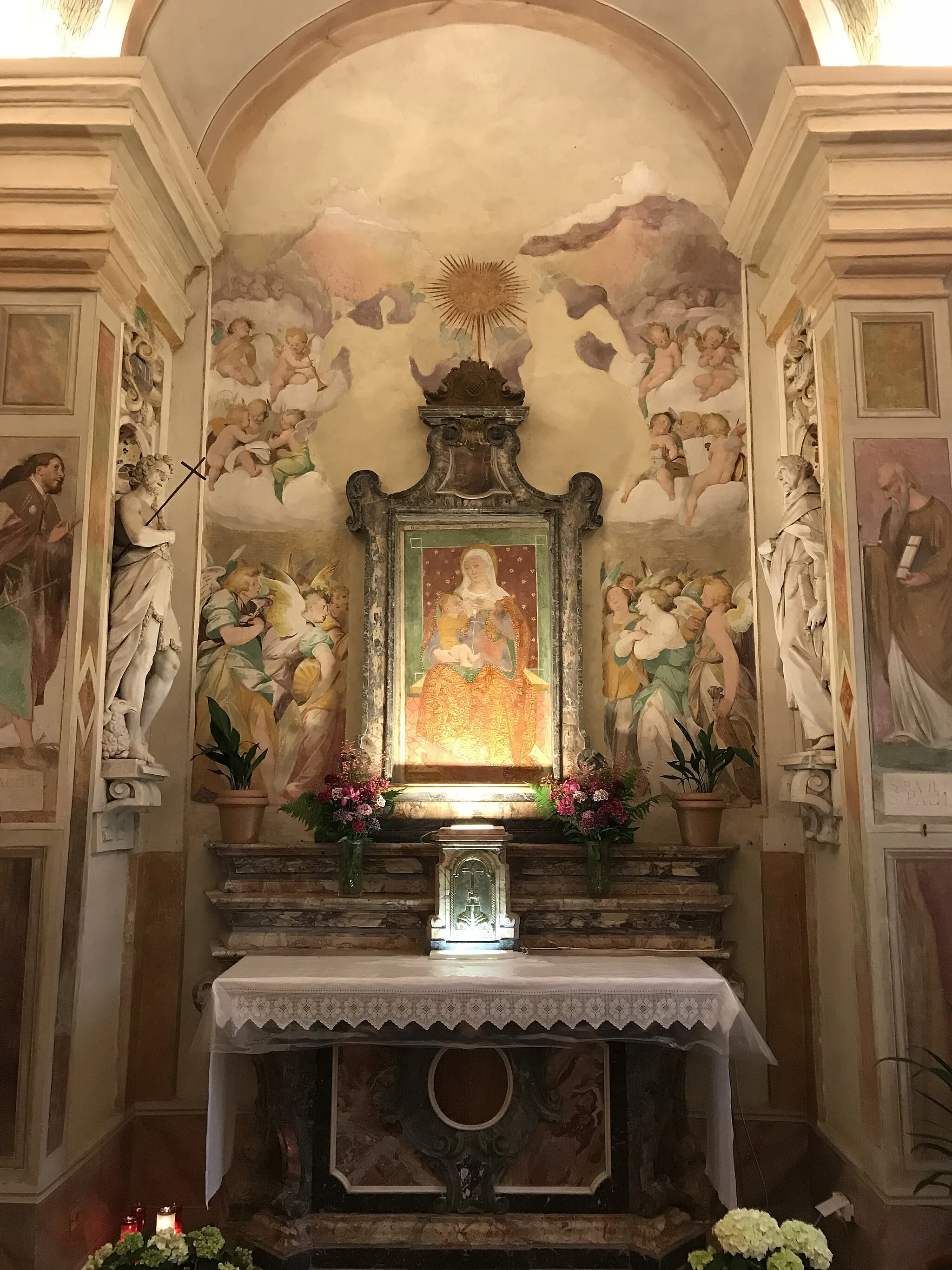 Photo showing: Madonna del Campo, frazione di Mortara: Santuario di Santa Maria del Campo, interno, abside affrescato, altare maggiore e dietro l'affresco della Madonna del latte, opera di Tommasino da Mortara eseguita nel 1514.