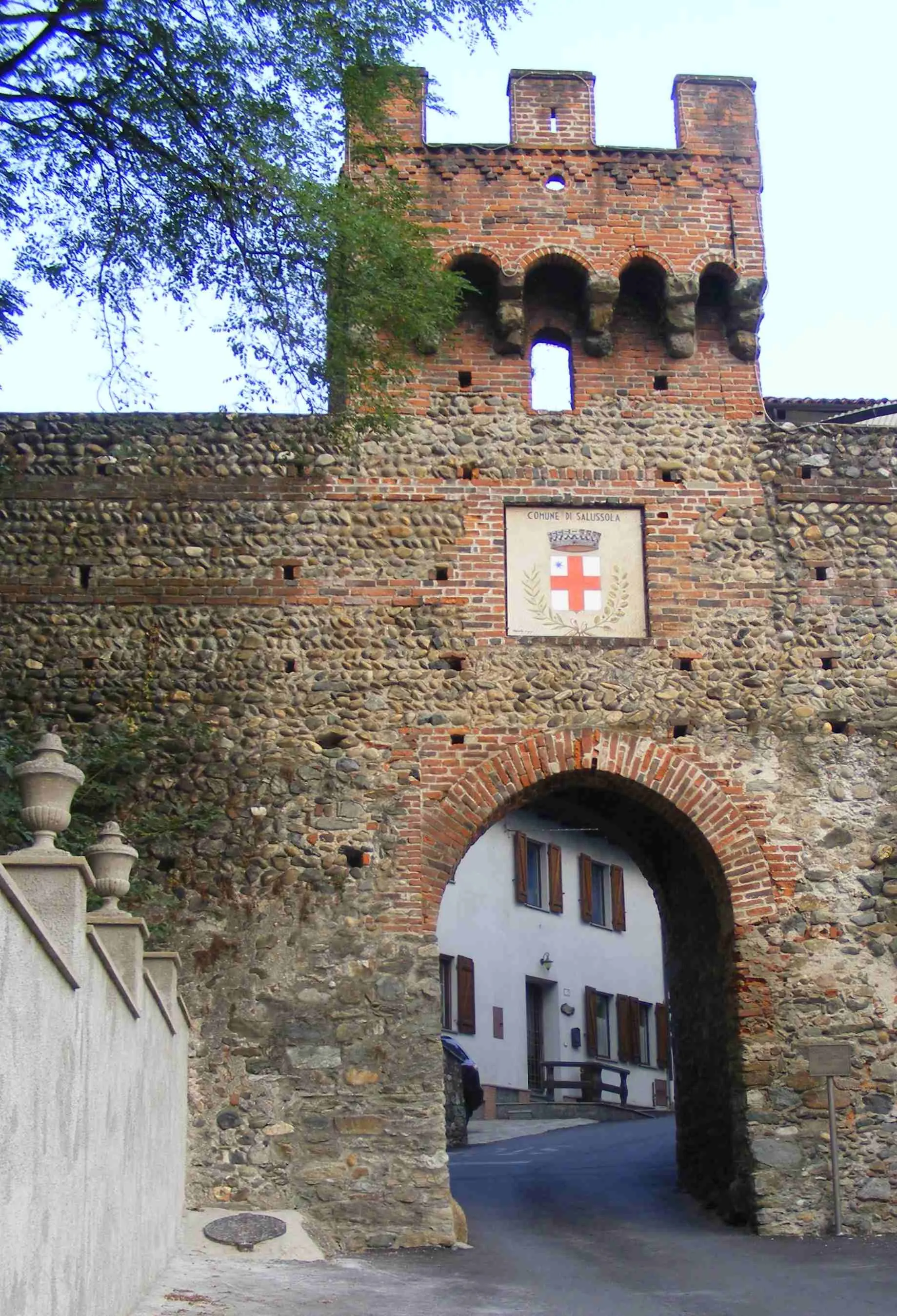 Photo showing: Salussola (BI, Italy): the ancient town gate