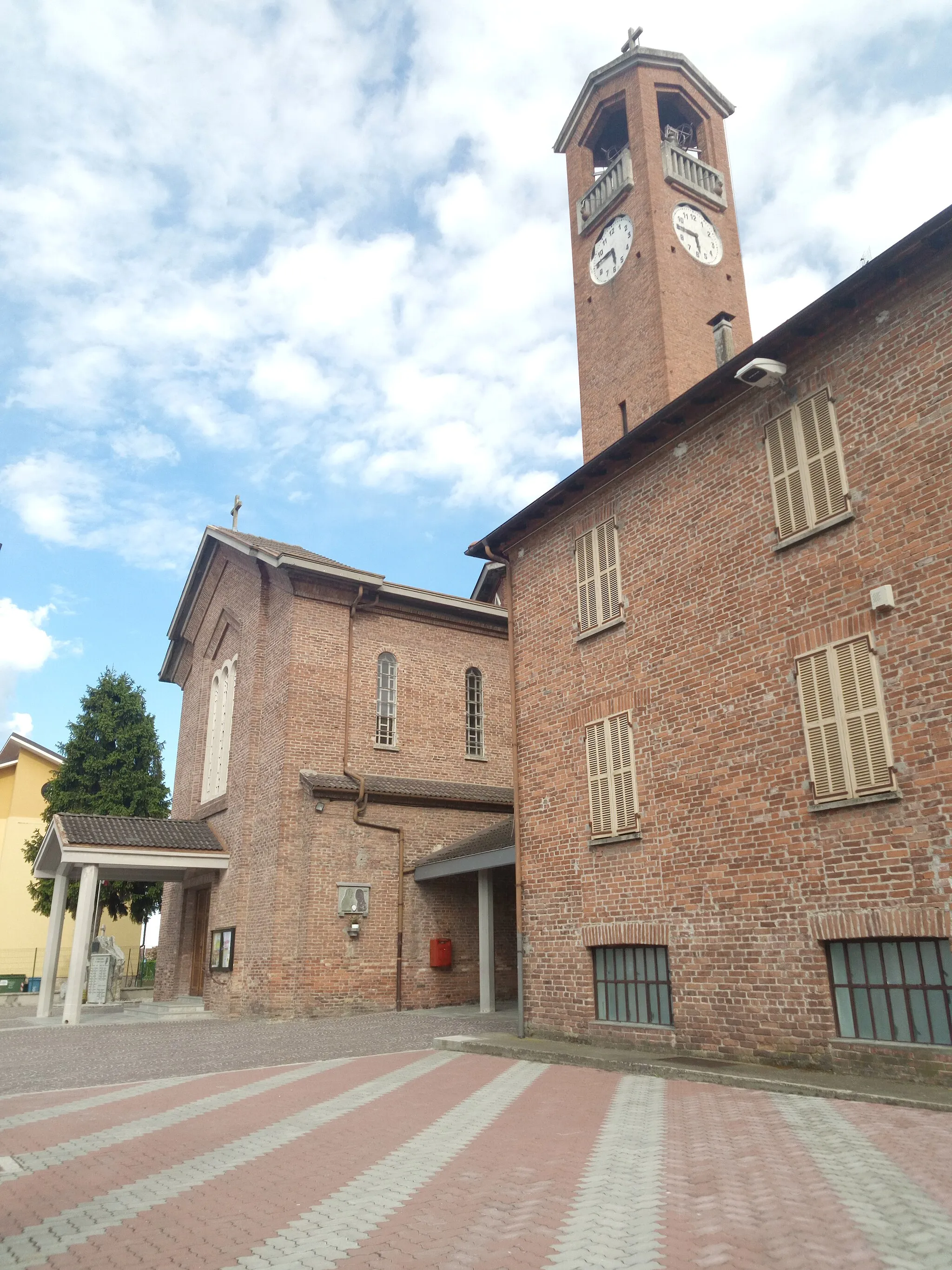 Photo showing: Bombonina, frazione di cuneo: la chiesa di San Matteo e Beata Vergine Addolorata.
