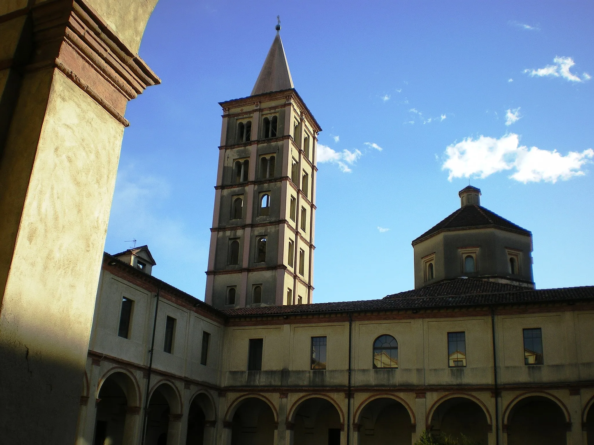 Photo showing: Campanile e cupola San Sebastiano visti dal chiostro