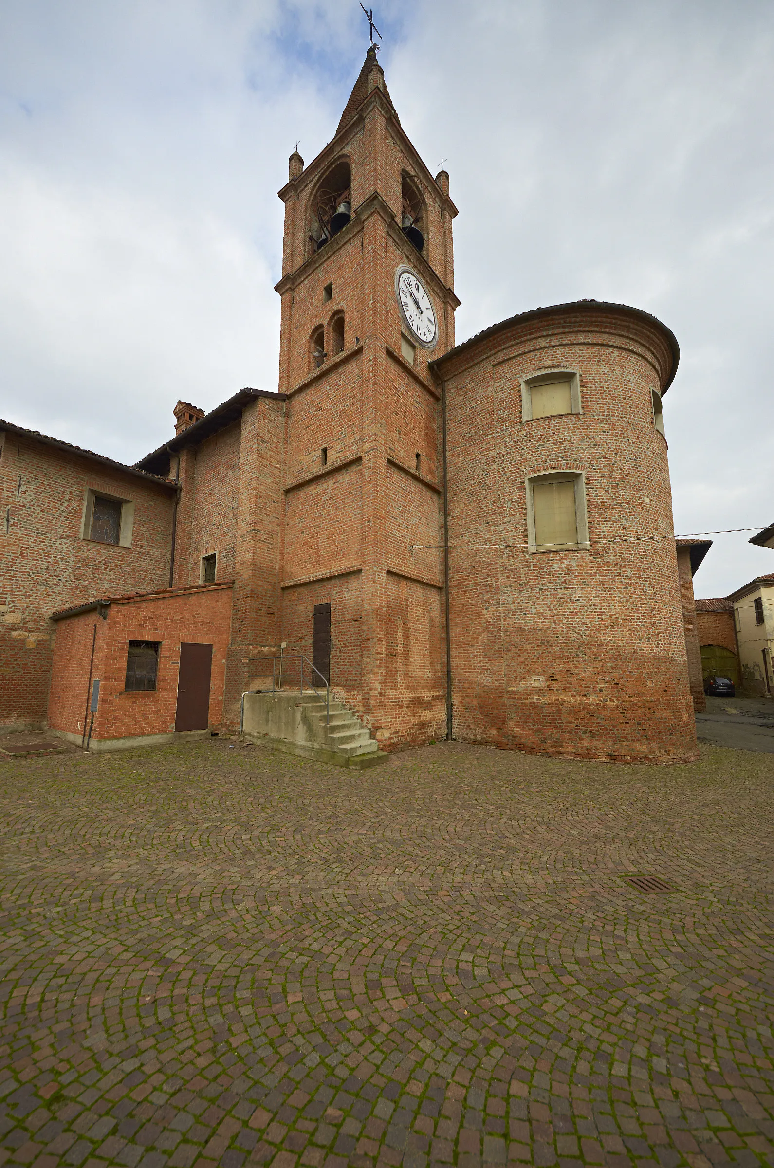 Photo showing: Campanile e retro della chiesa