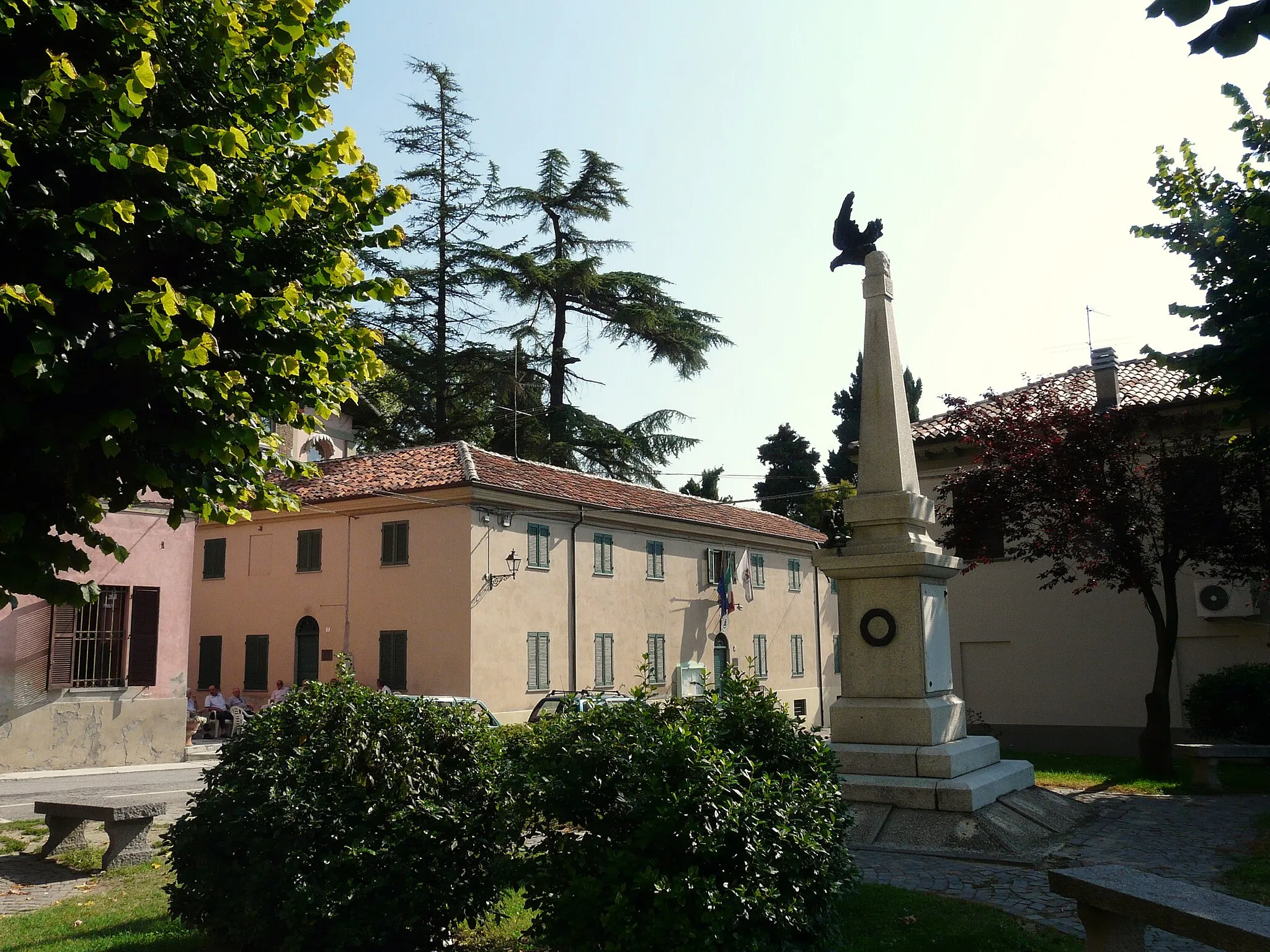 Photo showing: Piazza della Chiesa, sullo sfondo il municipio e il monumento ai caduti di San Giorgio Monferrato, Piemonte, Italia