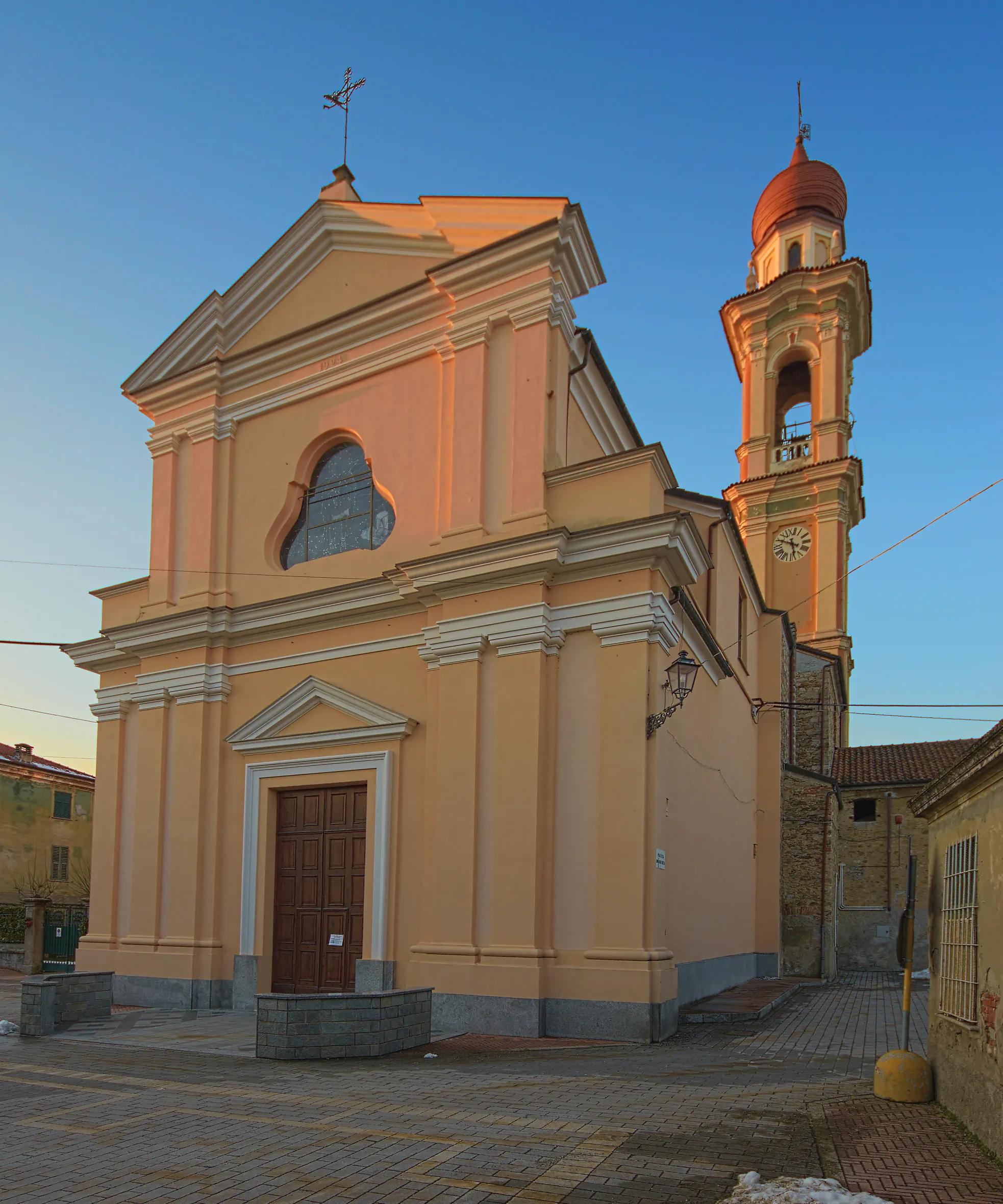 Photo showing: Facciata e campanile della chiesa di San Vittore
