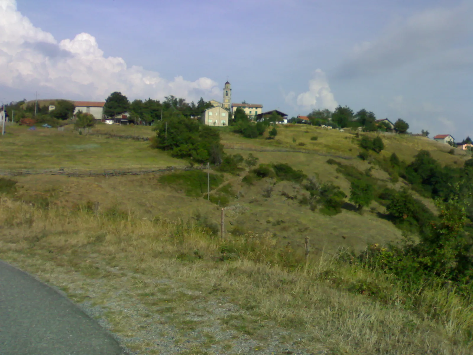 Photo showing: Il paese di Fraconalto tra la val Lemme e la valle Scrivia