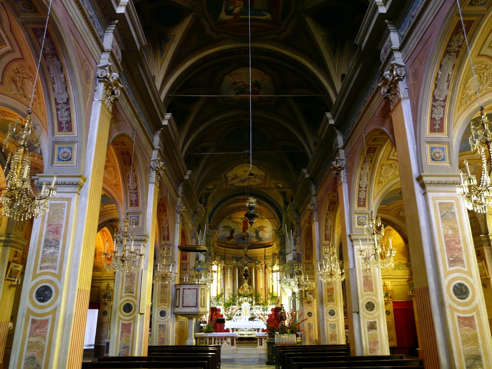 Photo showing: La navata centrale della chiesa della Natività di Maria Vergine, Fresonara, Piemonte, Italia