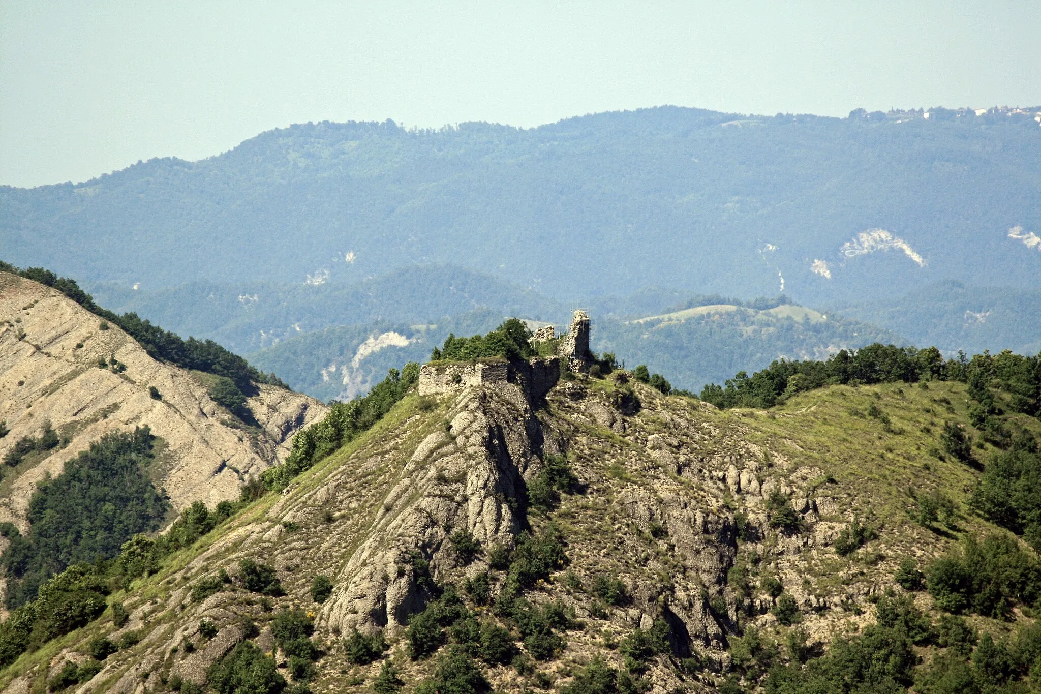 Photo showing: Le rovine del castello di Roccaforte Ligure (704 mt d'altezza) tra val Sisola e valle Spinti.