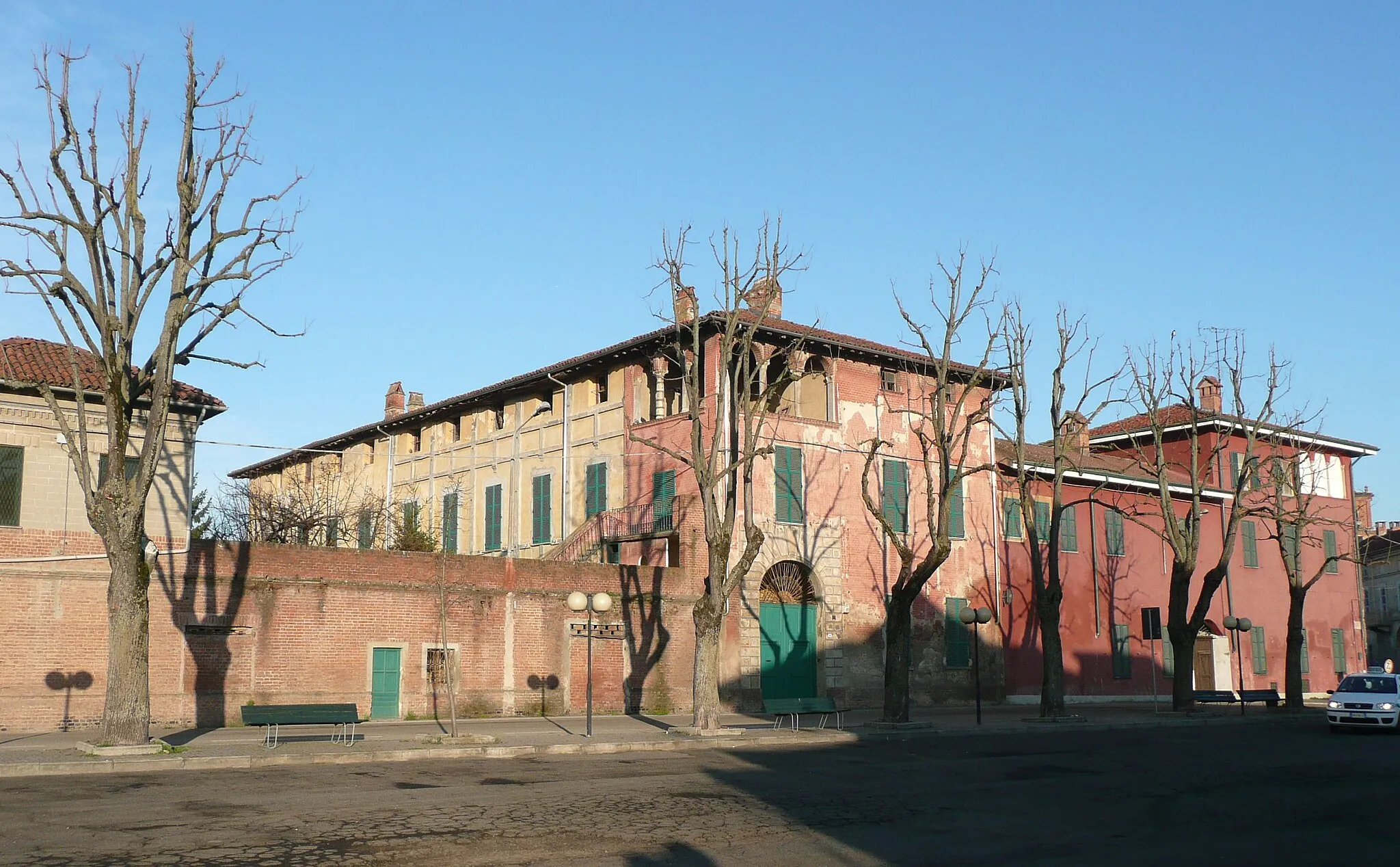 Photo showing: Palazzo Olivazzi, Quattordio. It belongs to the ancient family Olivazzi. Located in the main square, along the Strada Statale, it has been built in the 15' century.
On the back thare is the large rural court with the farm.

The palace has been the dogane point between the Marchesato del Monferrato e il Ducato di Milano