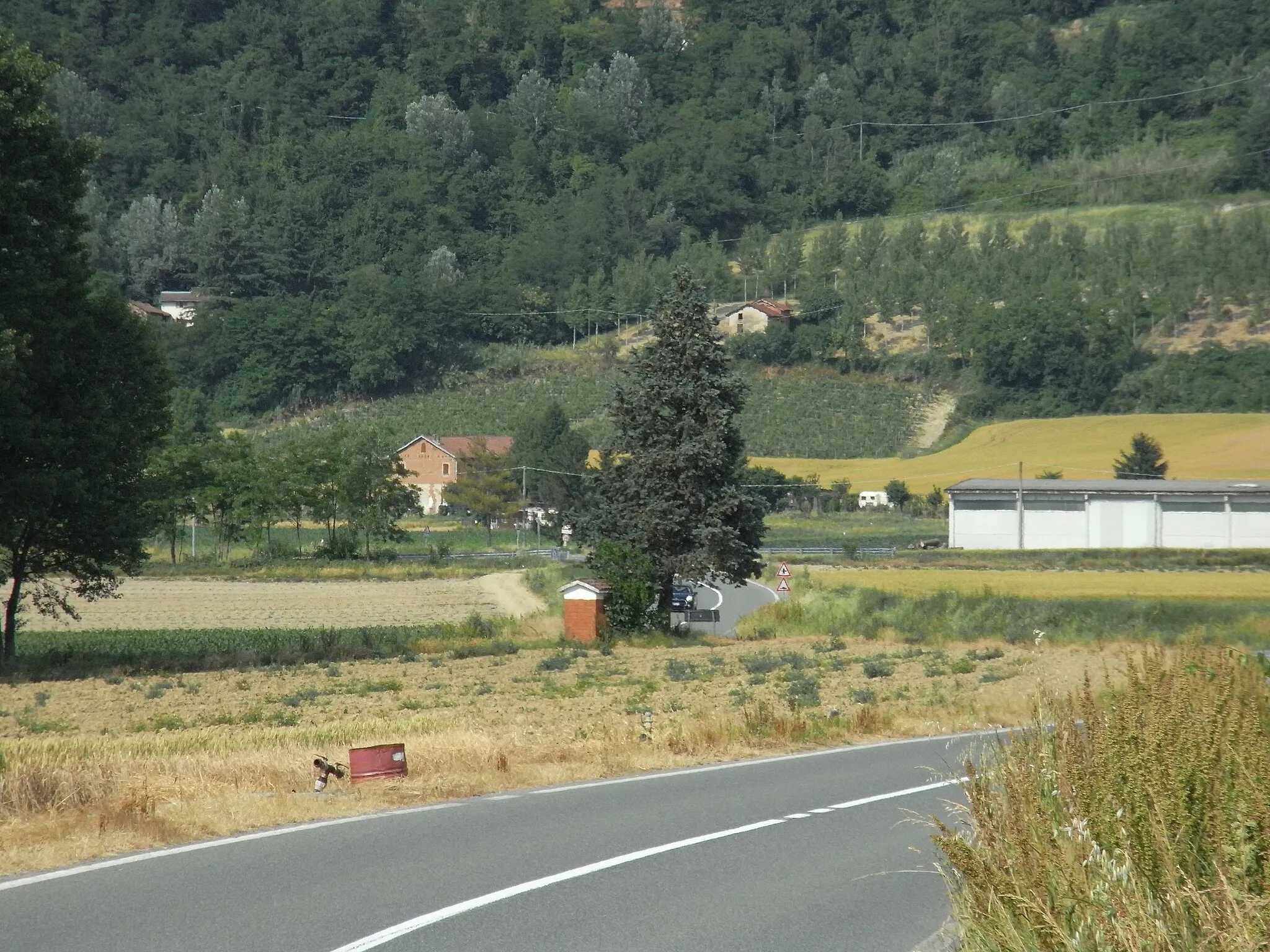 Photo showing: A country street near Rivalta Bormida (Piemonte, Italy). June 7th,2015 (20150607).
Camera: Ricoh R10