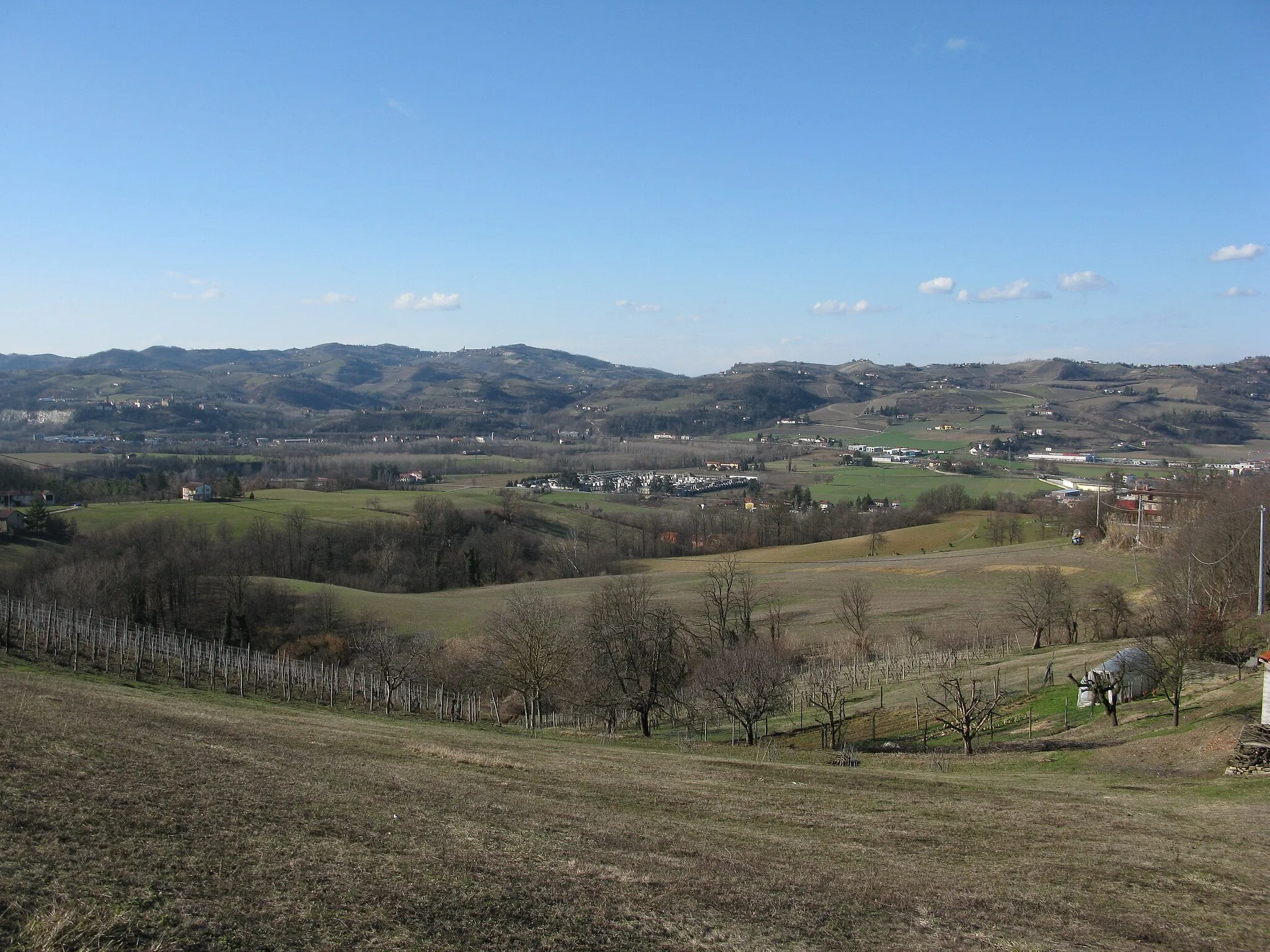 Photo showing: The Bormida Valley near Acqui Terme (the city is on the right, just outside the frame), Piemonte, Italy. 6.3.2010