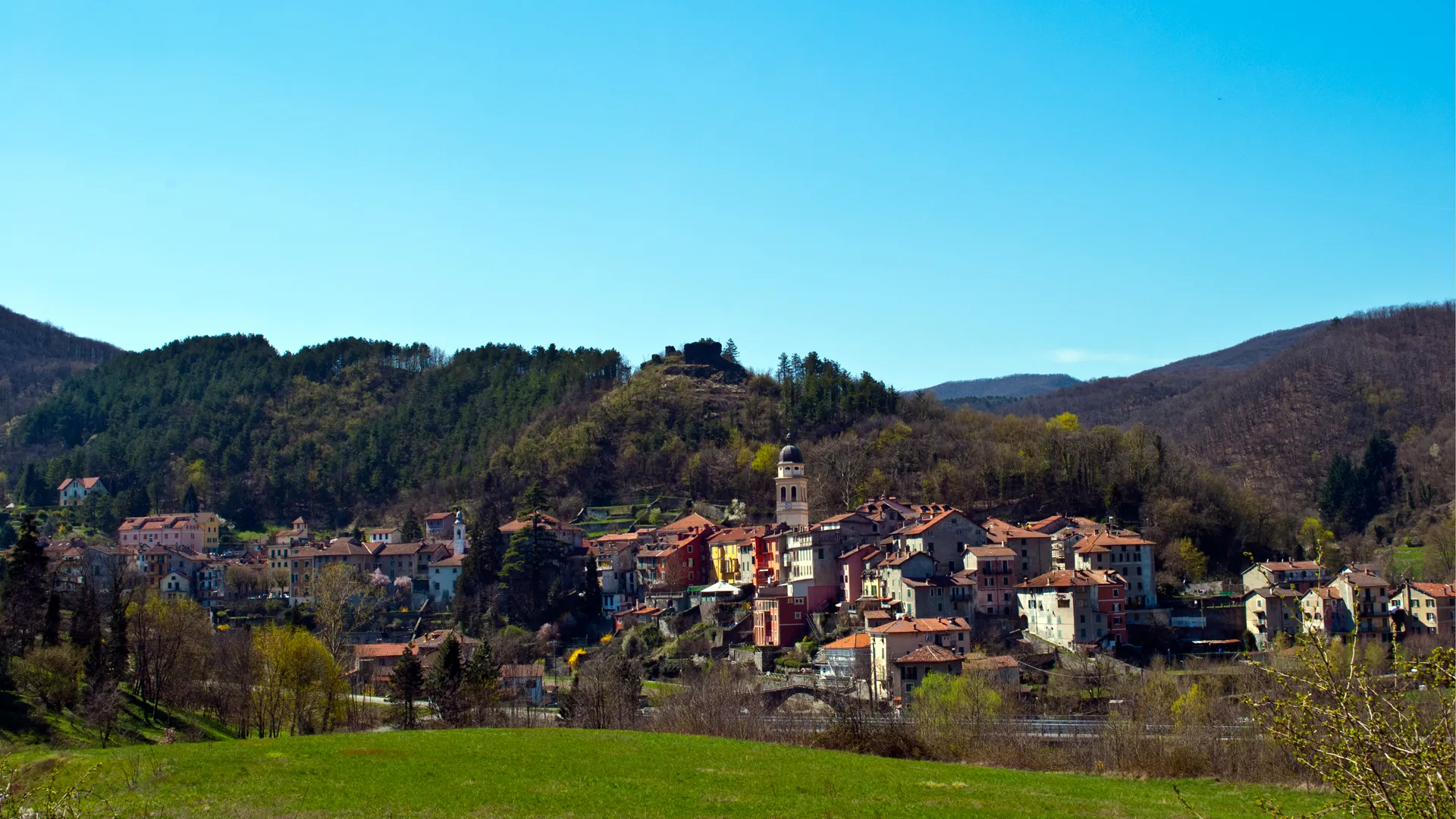 Photo showing: A view of the town of Voltaggio, Province of Alessandria, Piedmont, Italy