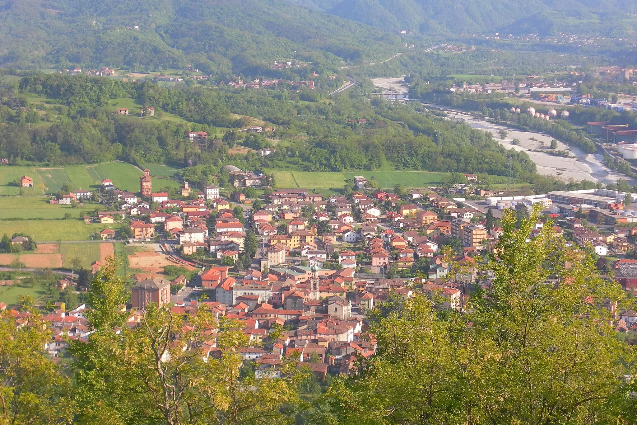 Photo showing: Vista di Vignole Borbera da Monte Spineto.