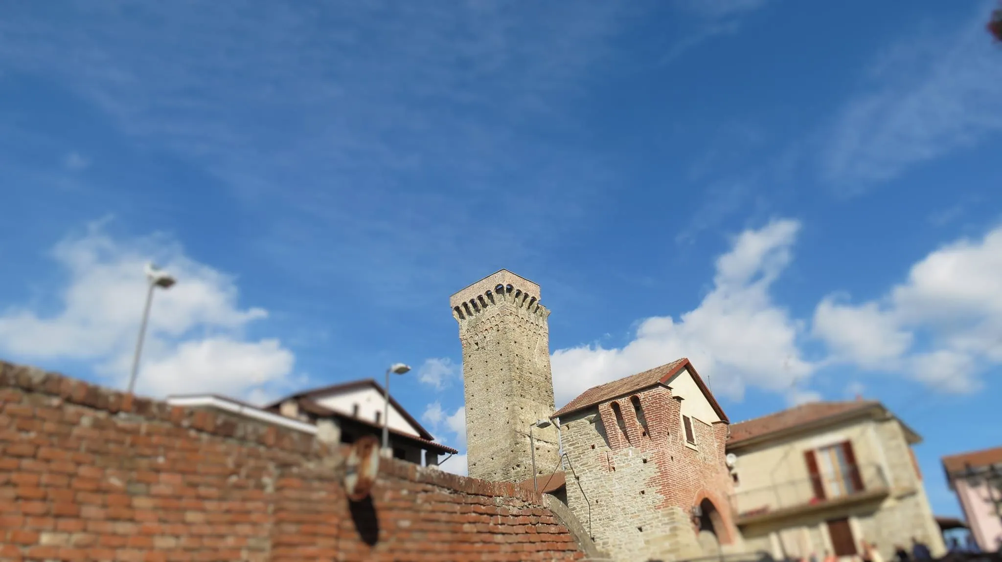 Photo showing: Porta di accesso alla Rocca di Visone con la torre Malaspina (XV secolo)