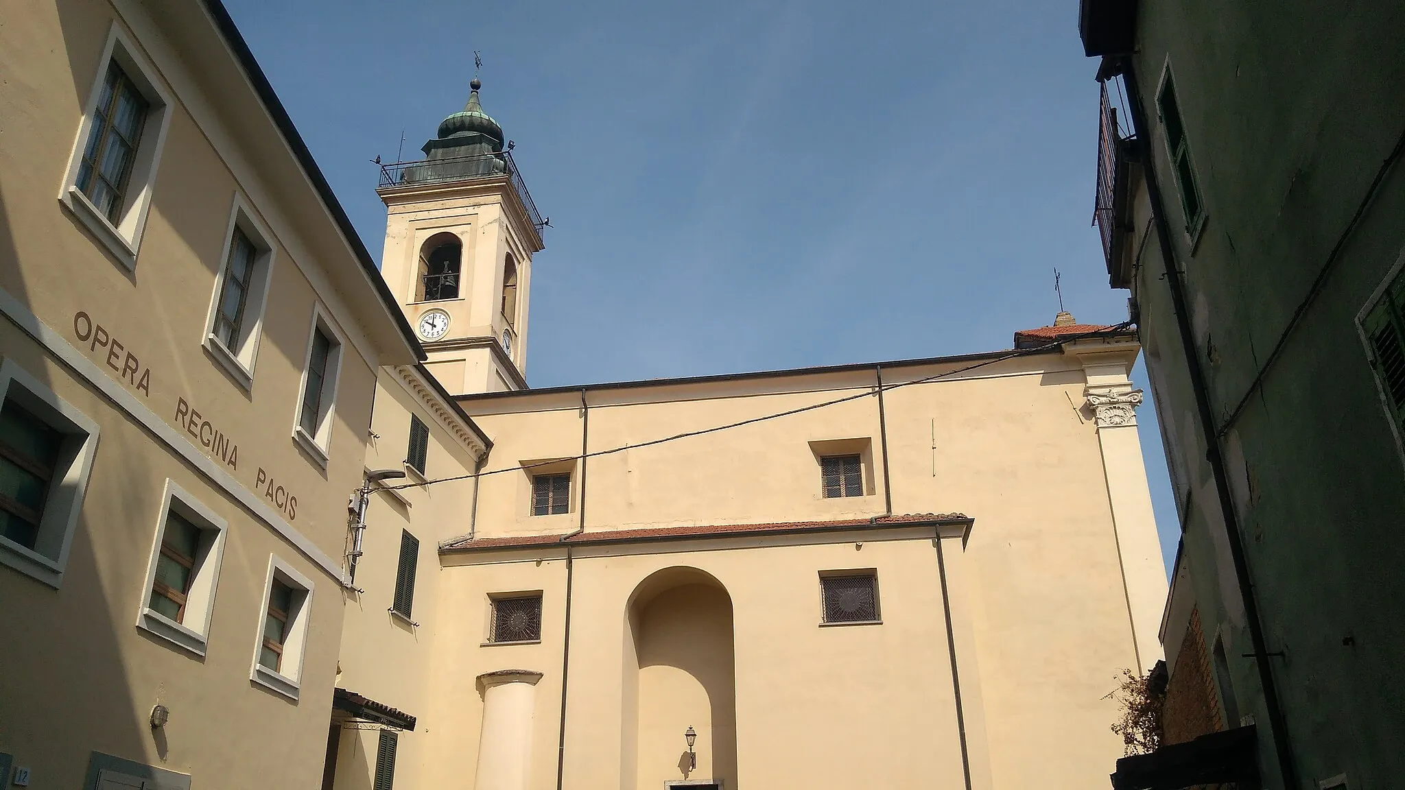 Photo showing: Chiesa parrocchiale e teatro "Opera Regina Pacis" visti dal lato della canonica