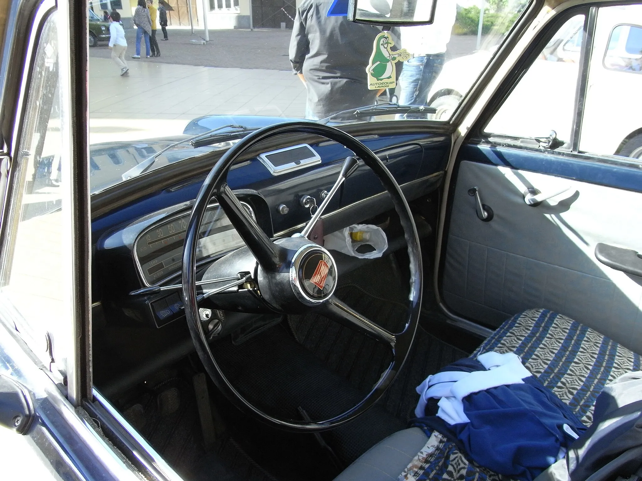 Photo showing: The interiors of a Fiat 1100 D at a classic car meeting in Bistagno. 22.4.2012. Ricoh R10