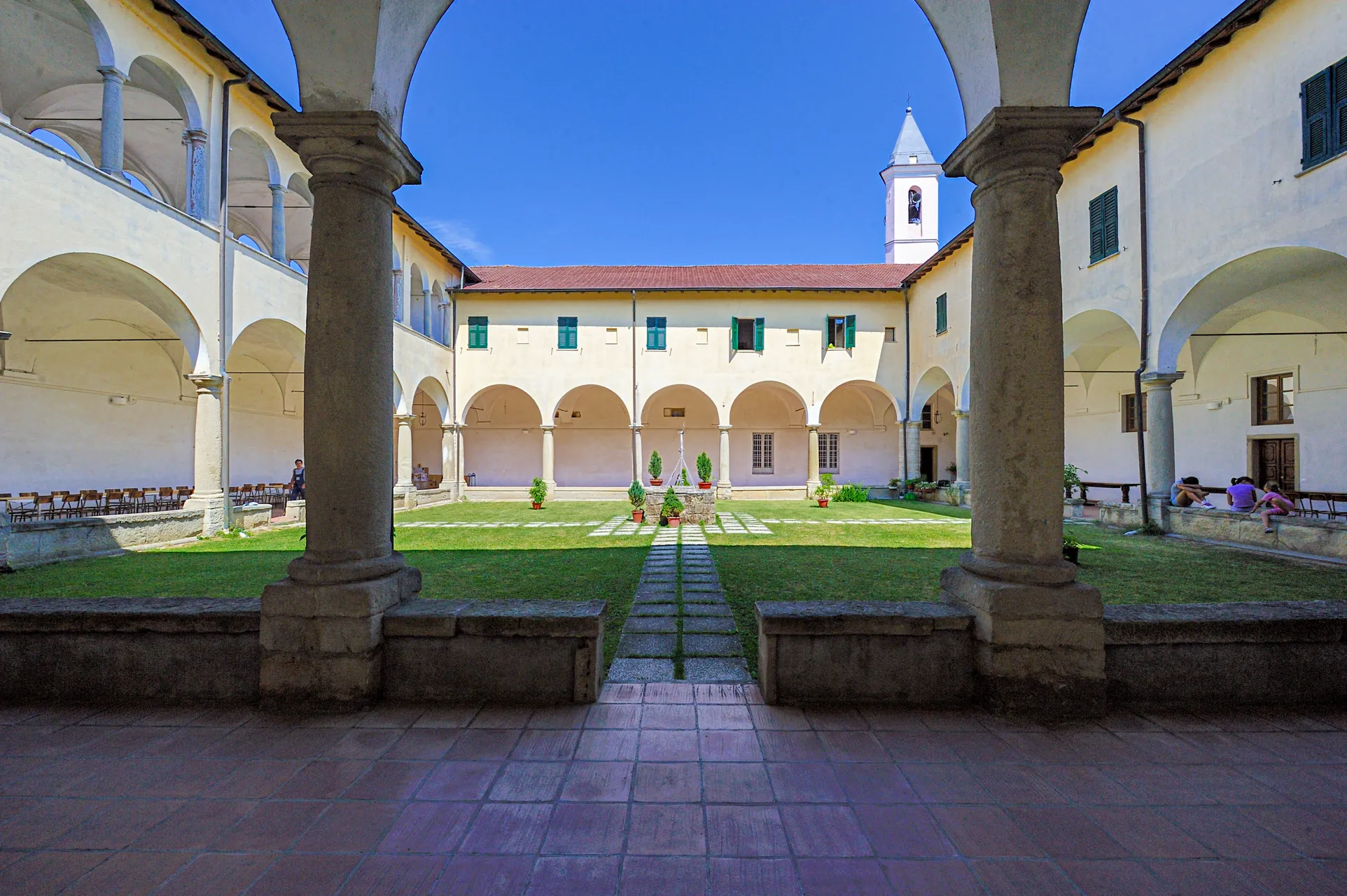 Photo showing: Il Santuario di Nostra Signora delle Grazie risale al XV secolo, originariamente era presente solo un’edicola, ma successivamente passò in pellegrinaggio apostolico, San Bernardino da Siena e per ricordare il suo passaggio, fu edificato attorno all’edicola, l‘oratorio dedicato al santo e che si aggiunse all’antico nome di Santa Maria delle Grazie.