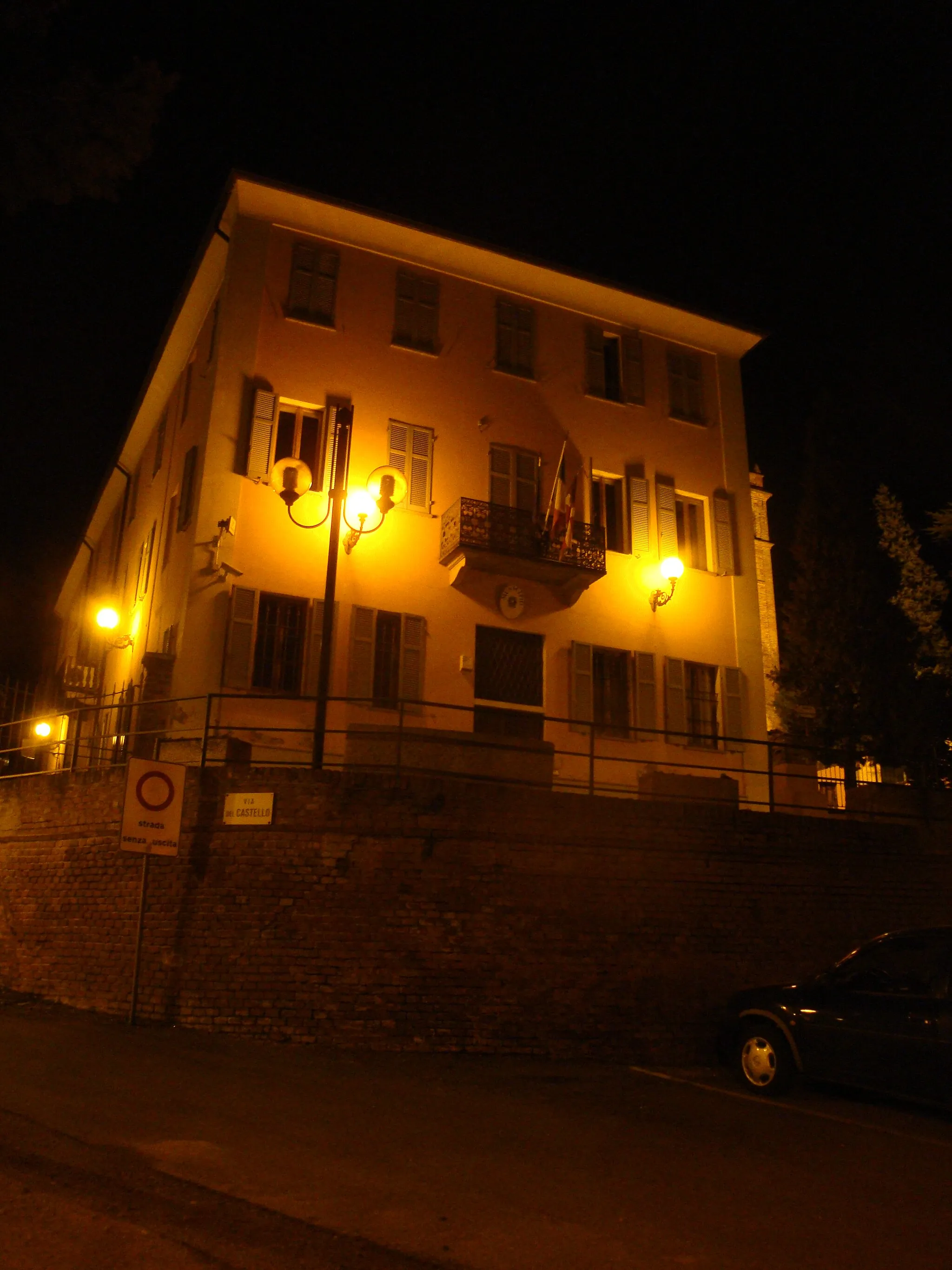 Photo showing: Palazzo municipale di Castelletto Monferrato di notte