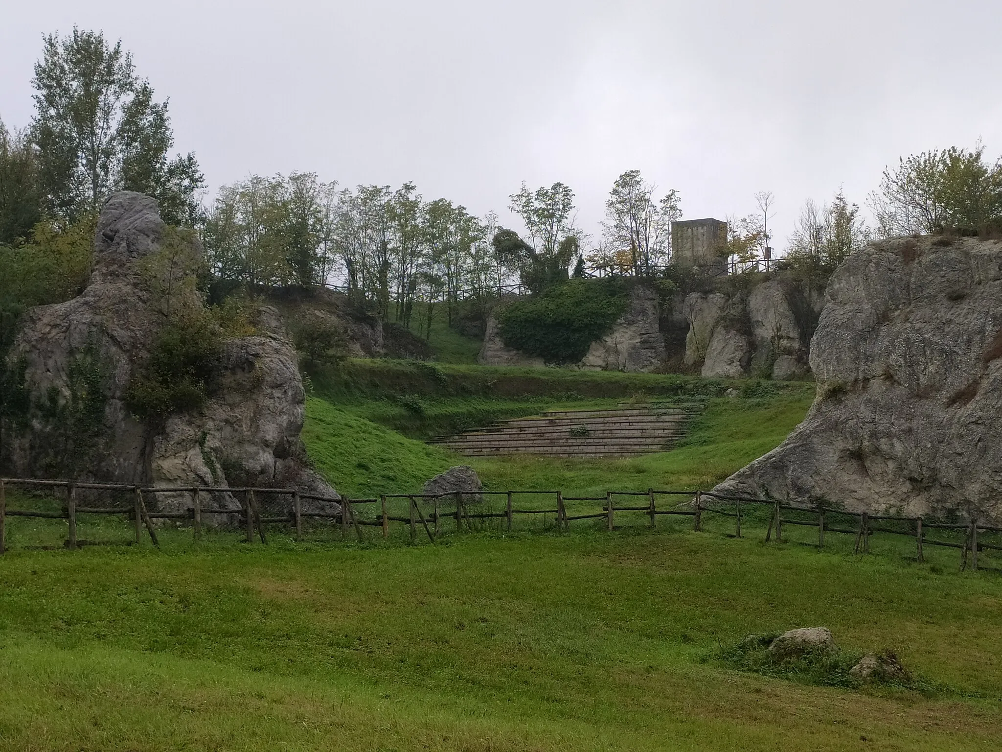 Photo showing: Parco su area estrattiva dismessa