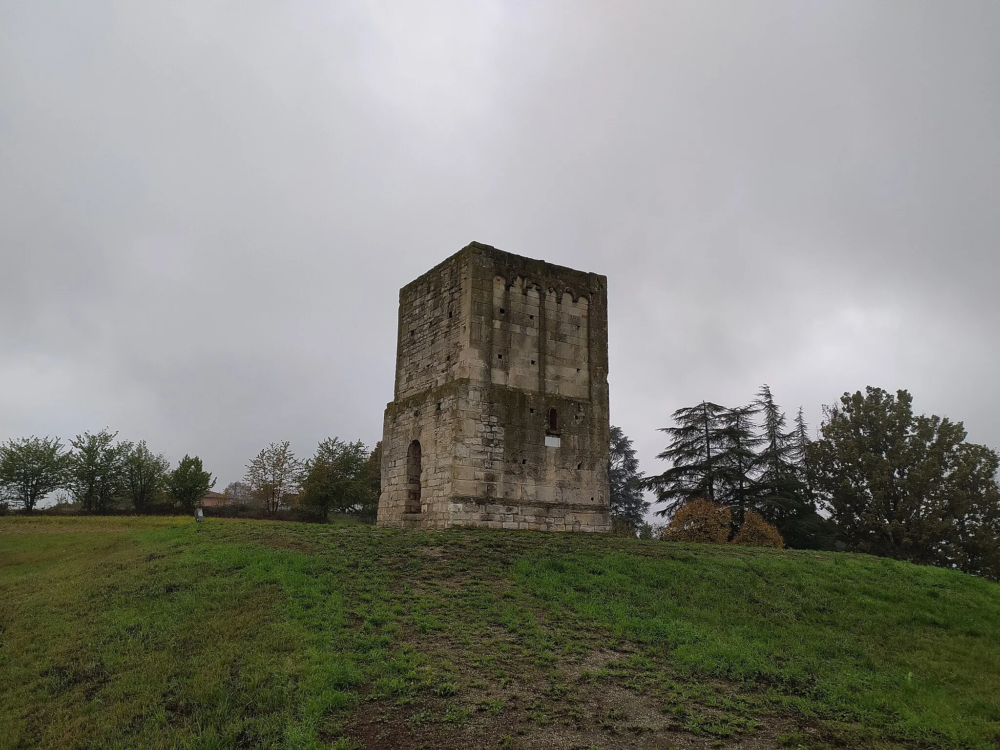 Photo showing: L'area verde circostante la Torre di San Pietro