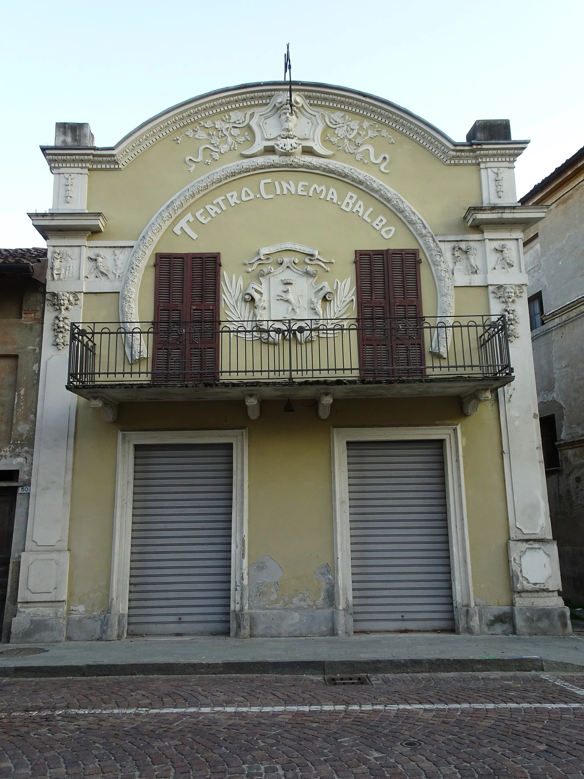 Photo showing: The view in front of the old Balbo Cinema-Thatre in Canelli.