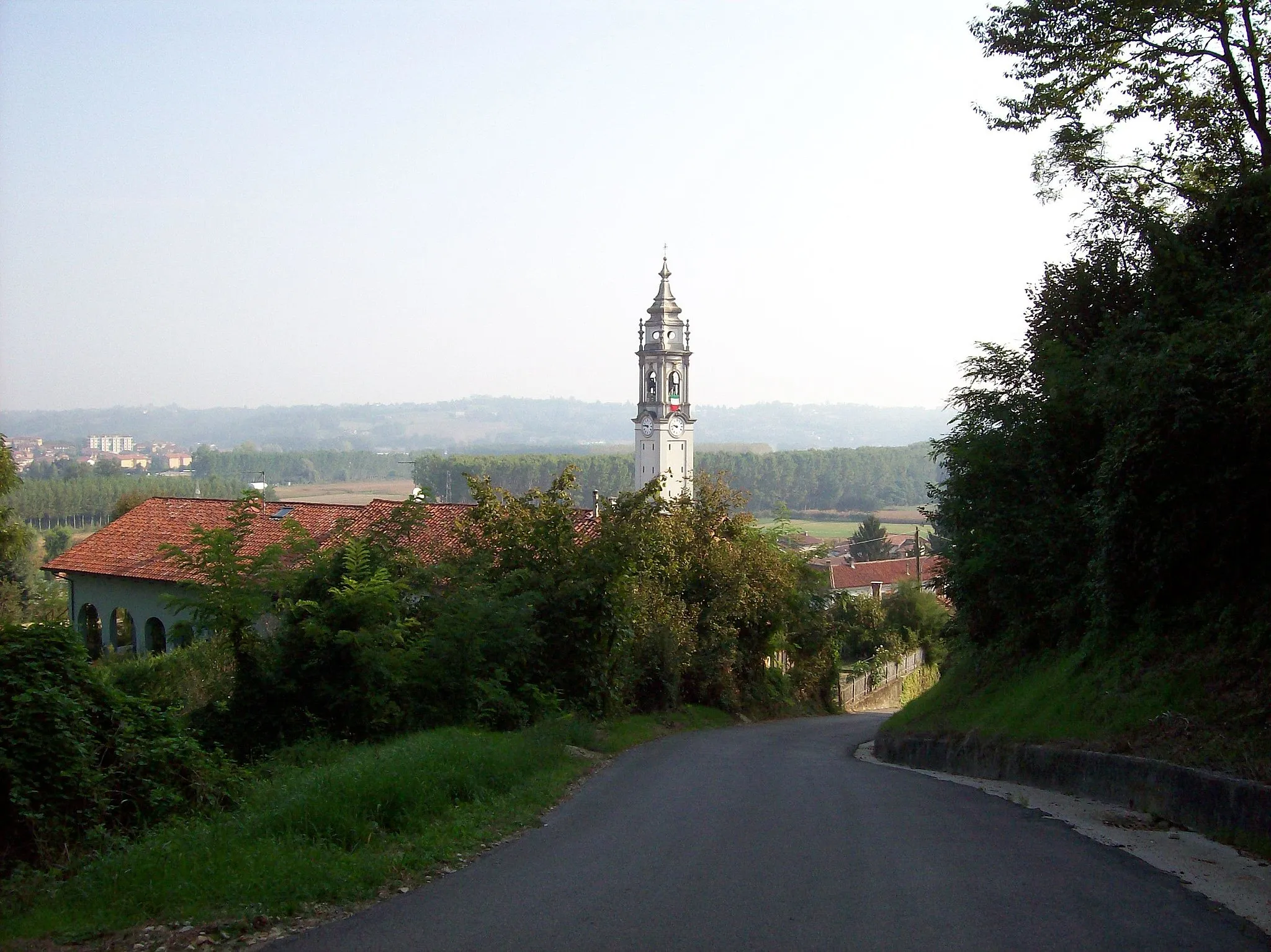 Photo showing: Veduta del centro di Cantarana dalla collina