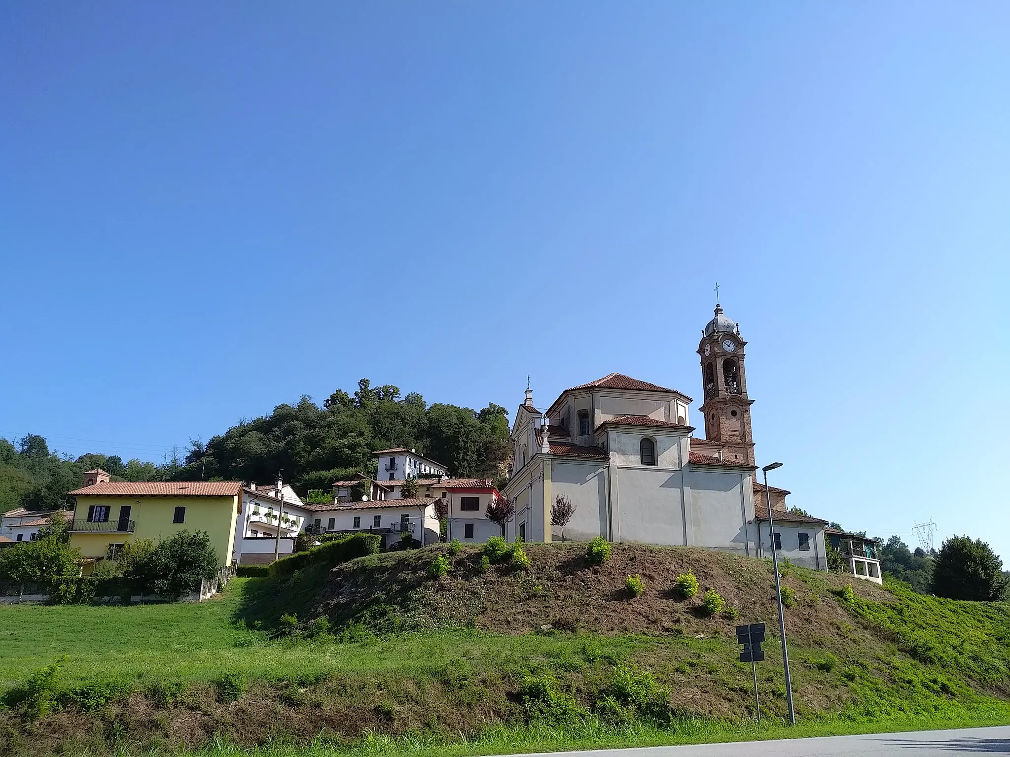 Photo showing: Belveglio con la parrocchia Natività di Maria visti da strada provinciale