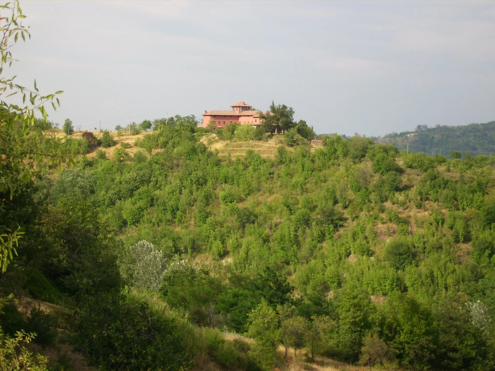 Photo showing: A nice landscape near Prasco, Piemonte, NW Italy. 22.7.2007. Camera Praktica luxmedia 6203