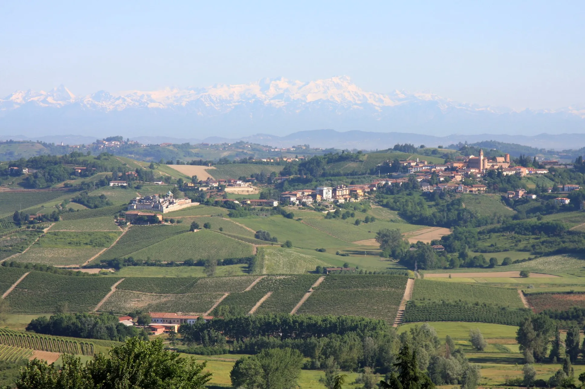 Photo showing: Matterhorn, Monte Rosa, and Castelnuovo Calcea in Piedmont's Wine Region